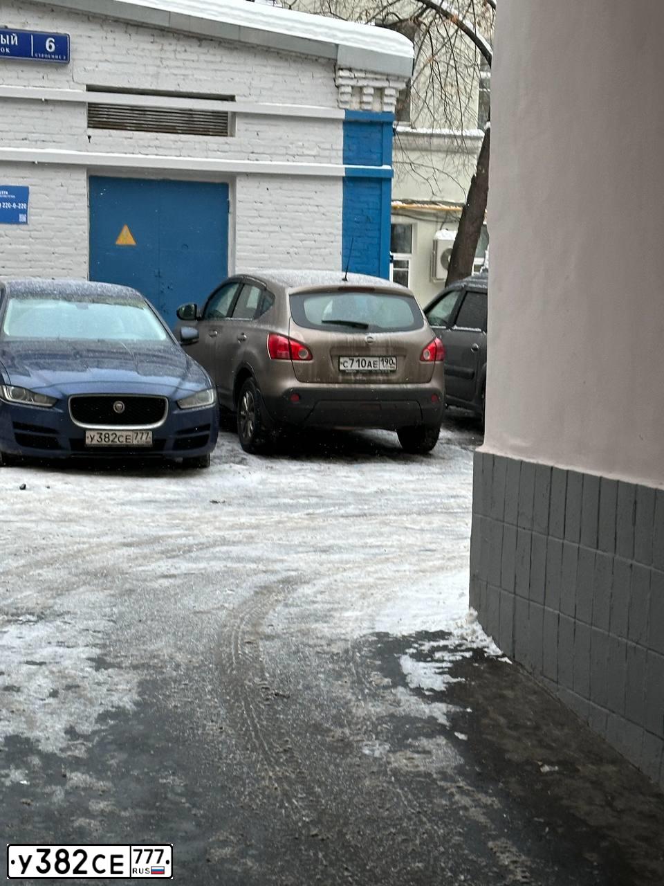 Фото автомобиля JAGUAR XE-SERIE, 2016 — госномер У382СЕ777. Цвет: СИНИЙ