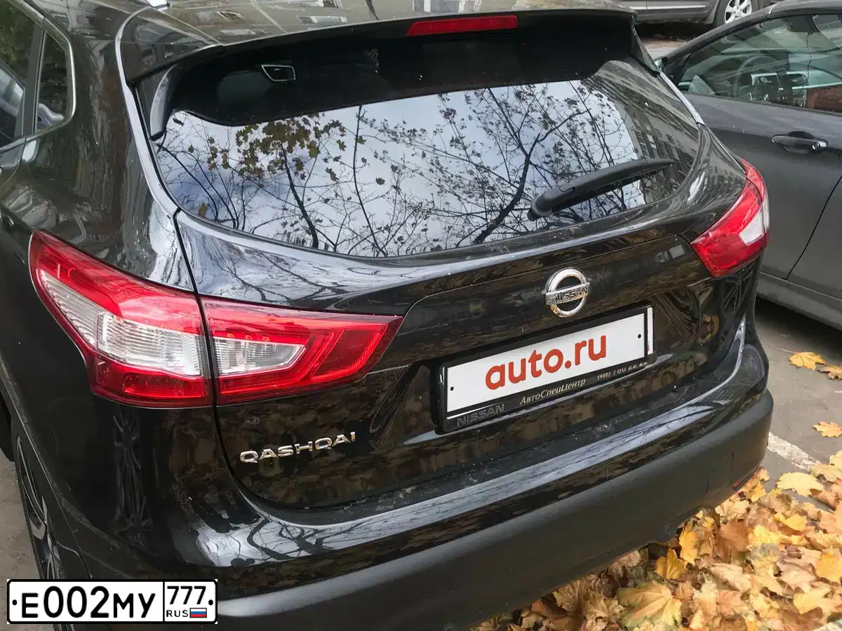 Фото автомобиля NISSAN QASHQAI, 2014 — госномер Е002МУ777. Цвет: ЧЕРНЫЙ