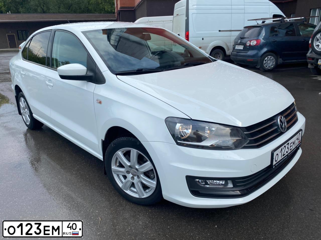 Фото автомобиля VOLKSWAGEN POLO, 2016 — госномер Е344АС250. Цвет: Белый