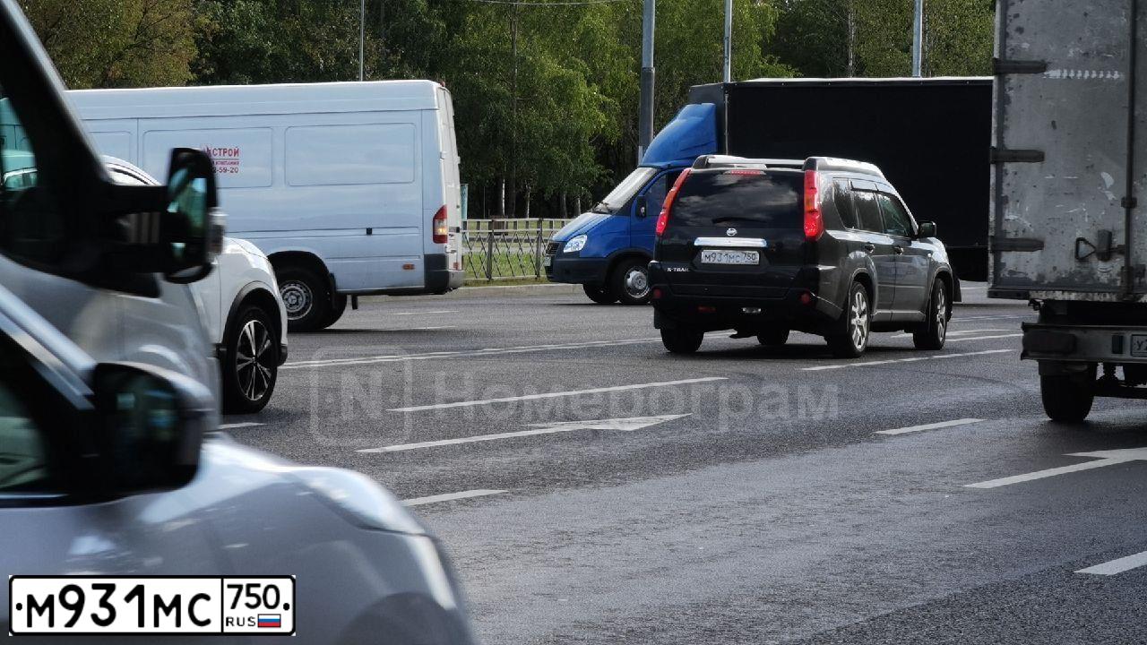 Фото автомобиля NISSAN X-TRAIL, 2008 — госномер У001ОЕ33. Цвет: ЧЕРНЫЙ