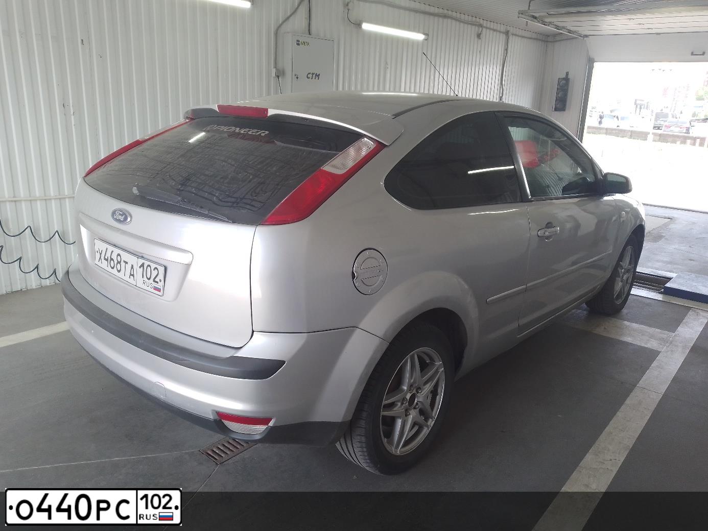 Фото автомобиля FORD FOCUS, 2006 — госномер О440РС102. Цвет: СЕРЕБРИСТЫЙ