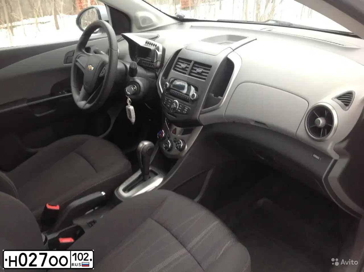 Фото автомобиля CHEVROLET AVEO, 2012 — госномер Н027ОО102. Цвет: Серебристый