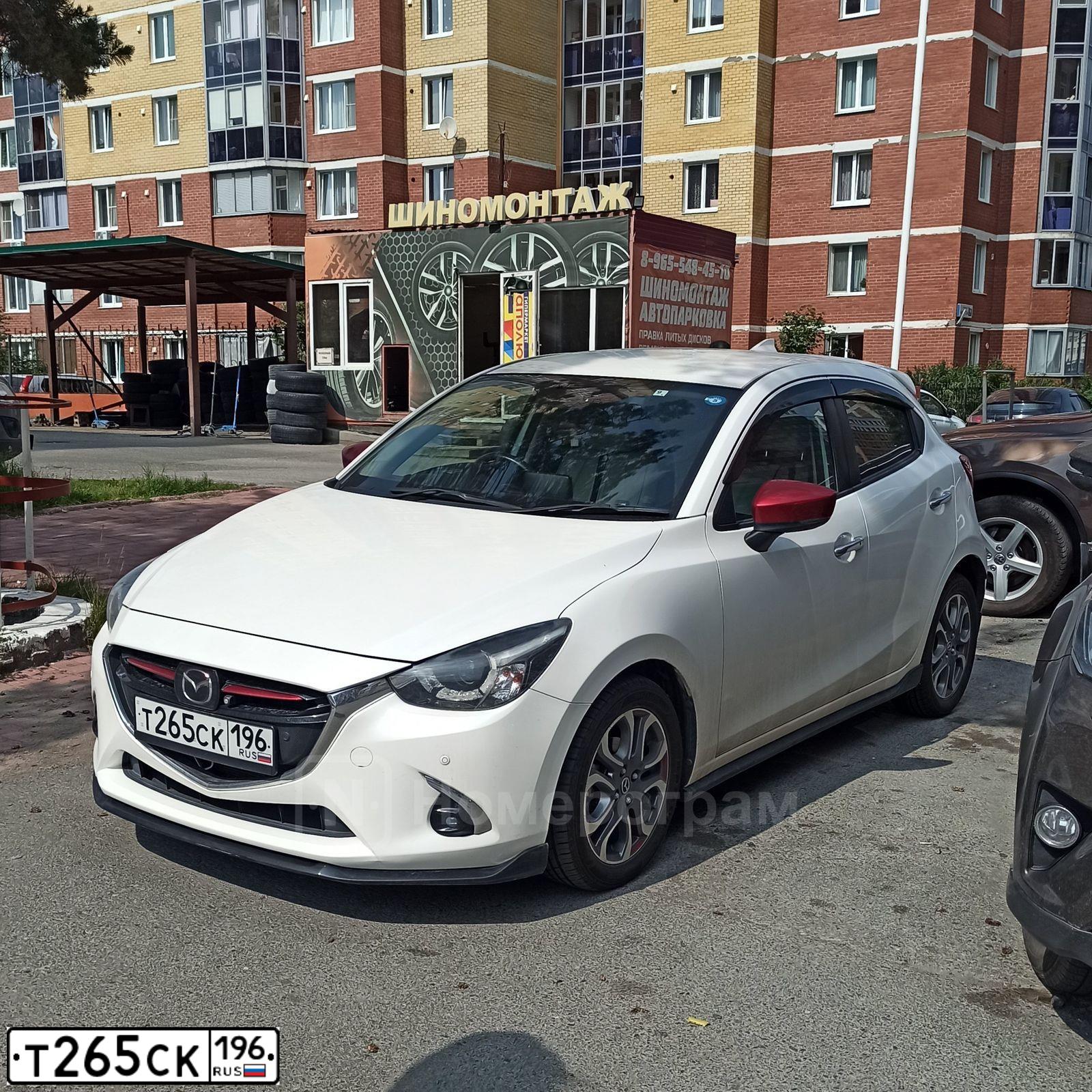 Фото автомобиля MAZDA DEMIO MAZDA DEMIO, 2018 — госномер Т265СК196. Цвет: Белый
