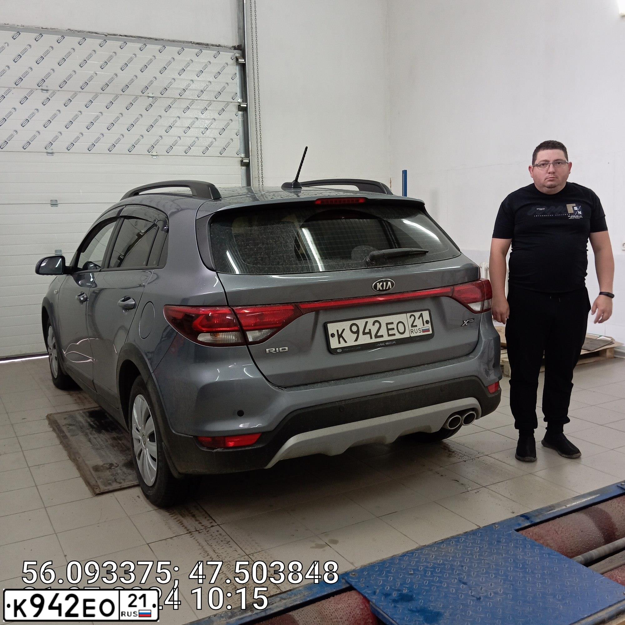 Фото автомобиля KIA RIO, 2018 — госномер К942ЕО21. Цвет: Серый