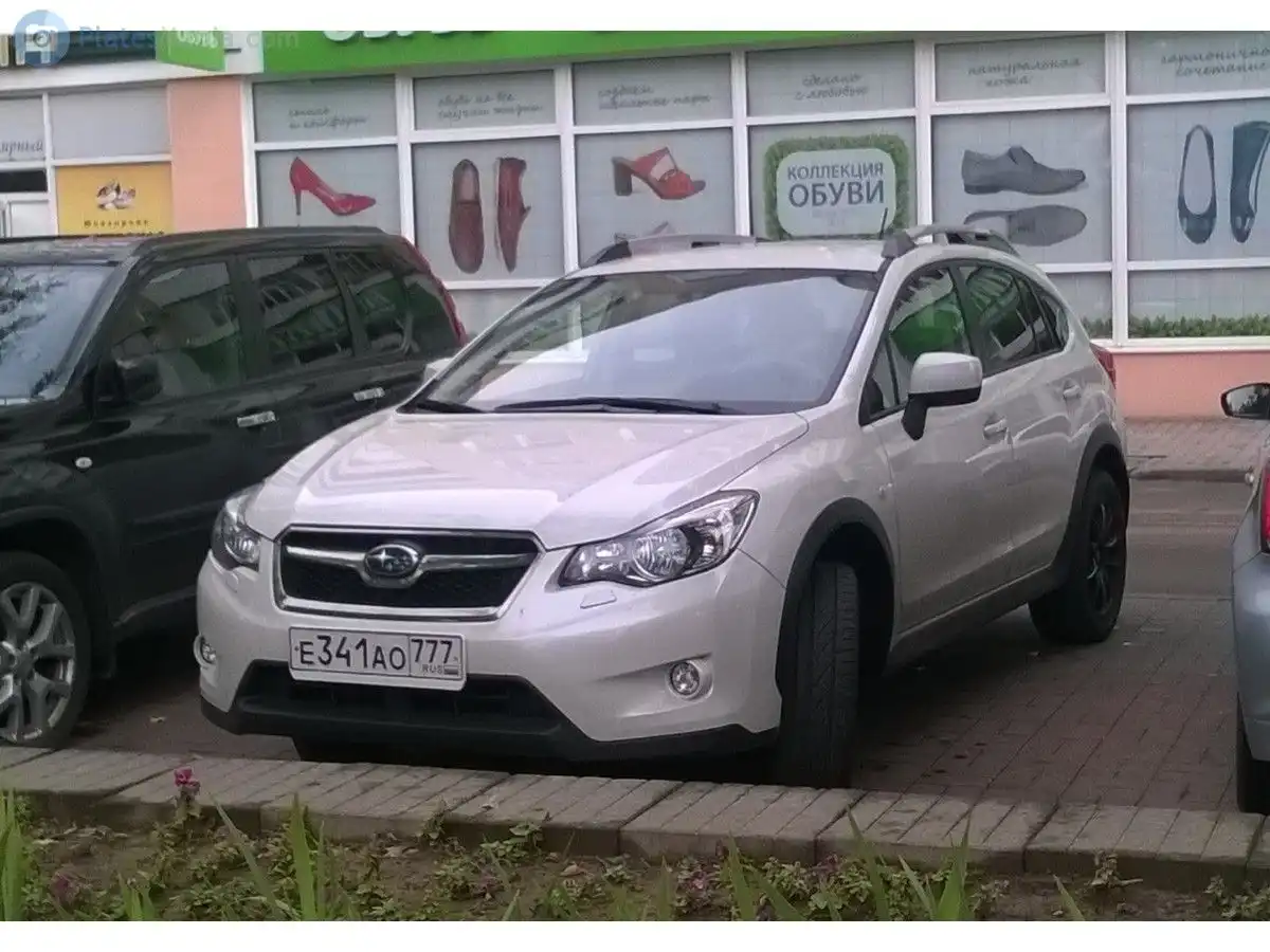Фото автомобиля SUBARU IMPREZA, 2013 — госномер Е341АО777. Цвет: Белый