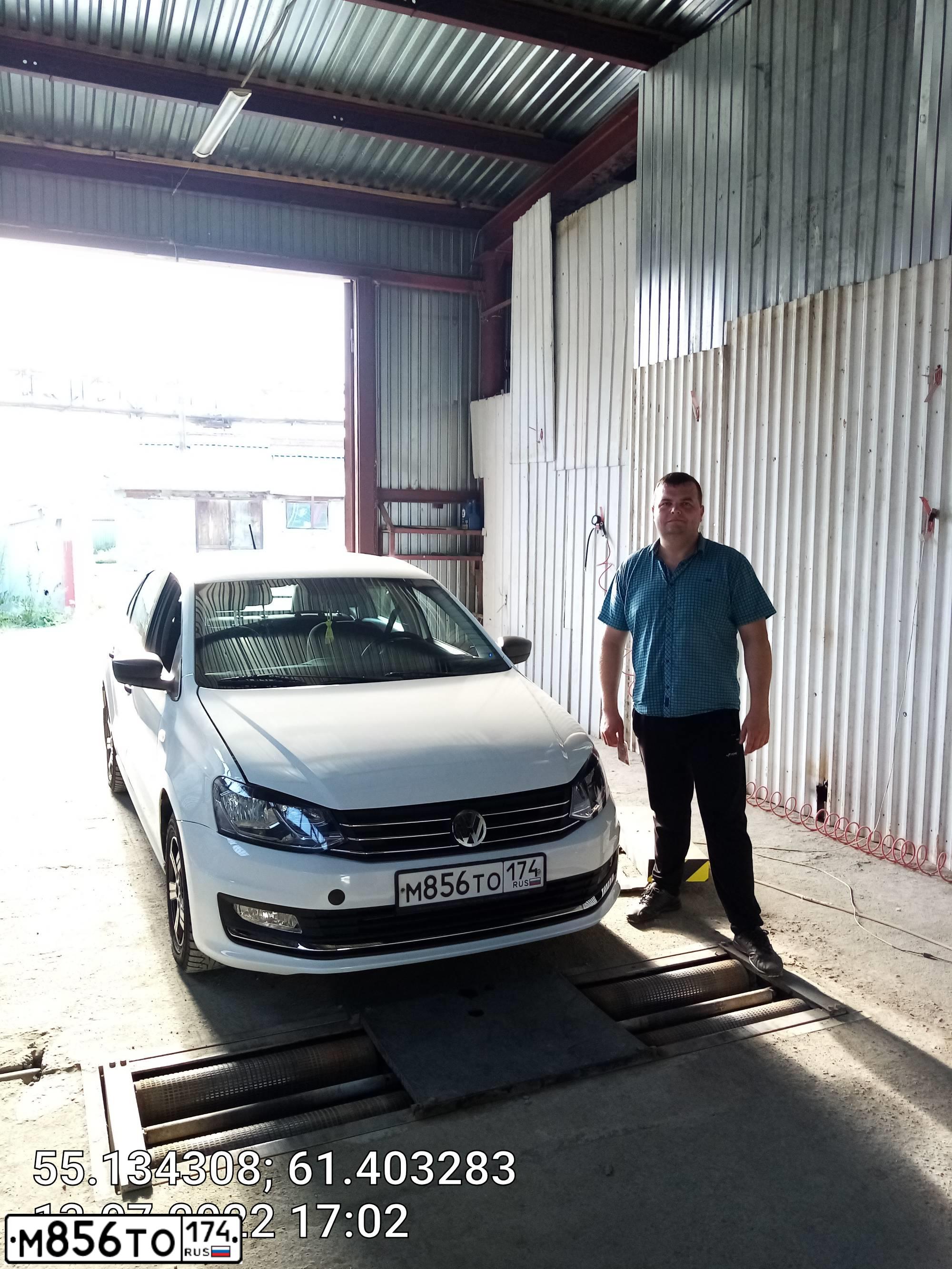 Фото автомобиля VOLKSWAGEN POLO, 2015 — госномер Е103ВК774. Цвет: Белый