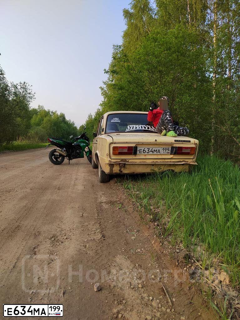 Фото автомобиля PEUGEOT 107, 2008 — госномер Р588АК977. Цвет: голубой