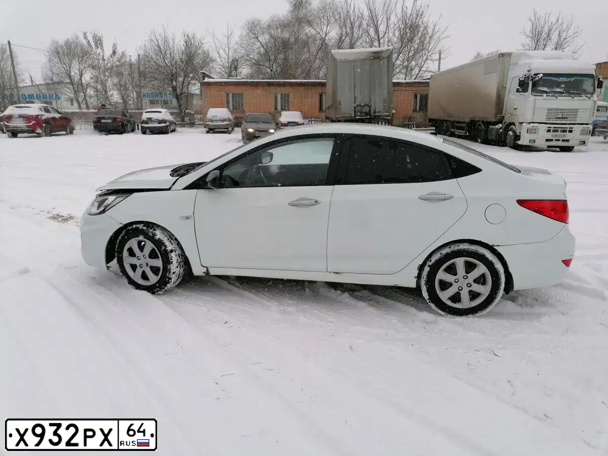 Фото автомобиля HYUNDAI SOLARIS, 2011 — госномер Х932РХ64. Цвет: КРАСНЫЙ