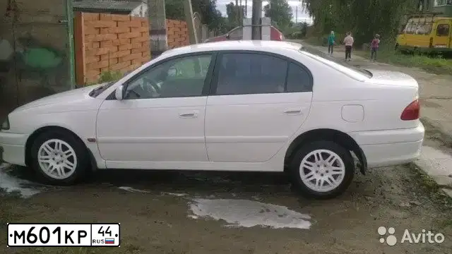 Фото автомобиля TOYOTA AVENSIS, 1999 — госномер М601КР44. Цвет: Белый