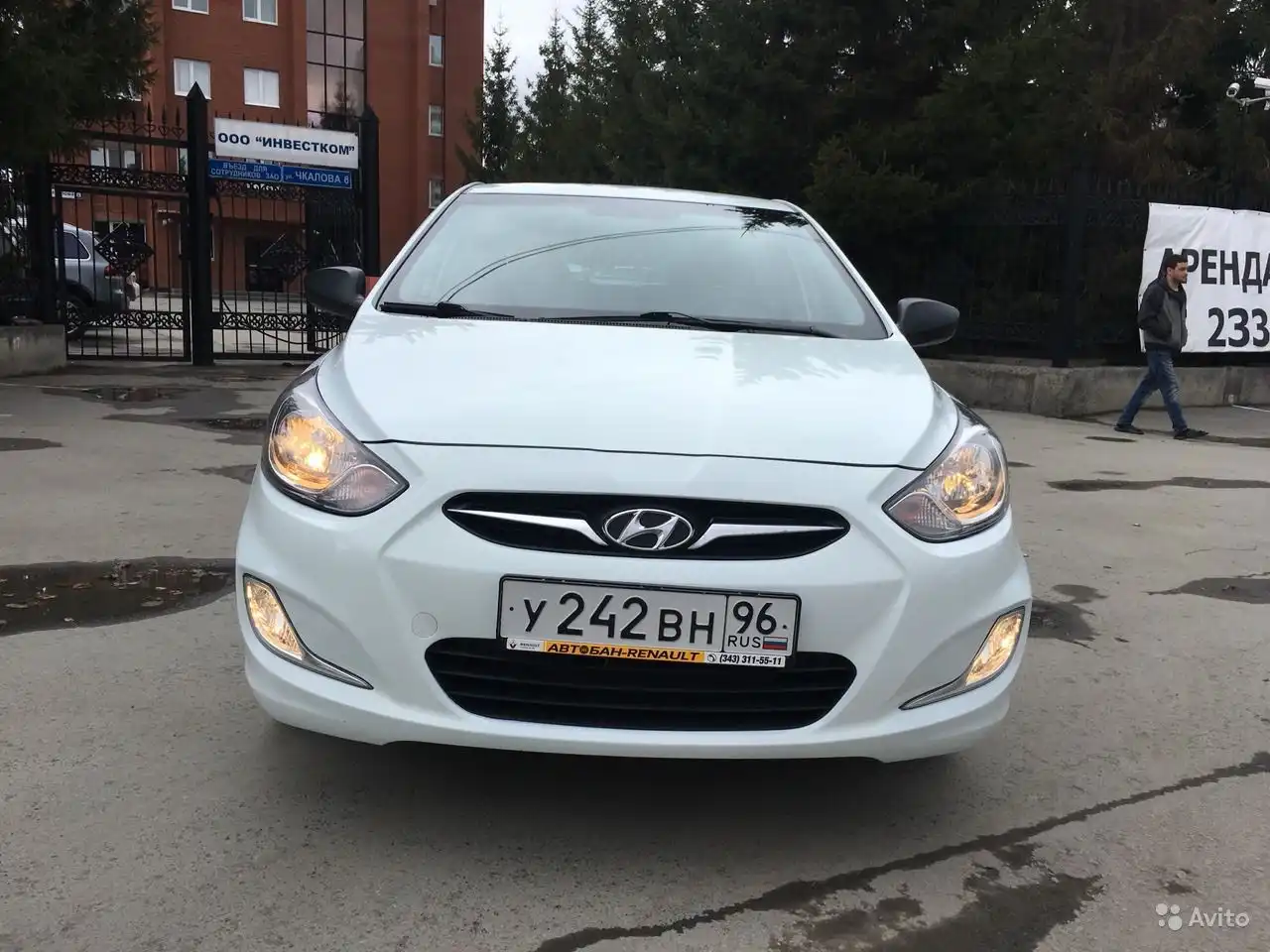 Фото автомобиля HYUNDAI SOLARIS, 2012 — госномер У242ВН96. Цвет: Белый