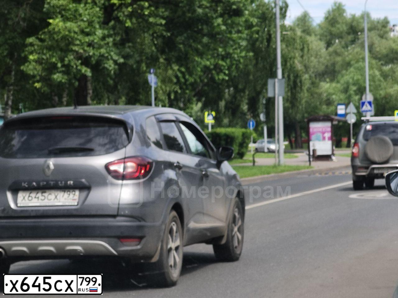 Фото автомобиля RENAULT KAPTUR, 2018 — госномер Х645СХ799. Цвет: ТЕМНО-СЕРЫЙ
