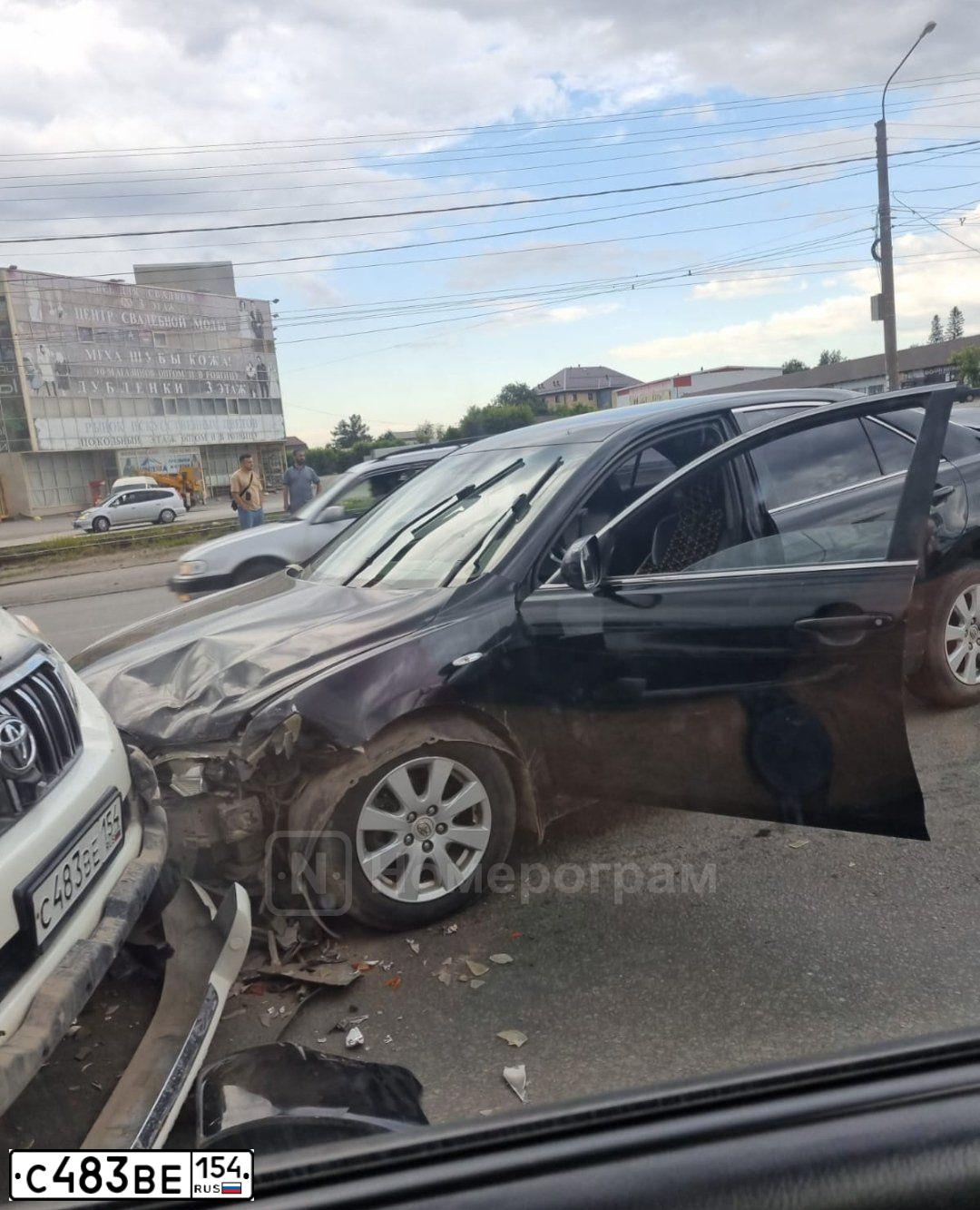 Фото автомобиля TOYOTA LANDCRUISER, 2012 — госномер С483ВЕ154. Цвет: Белый