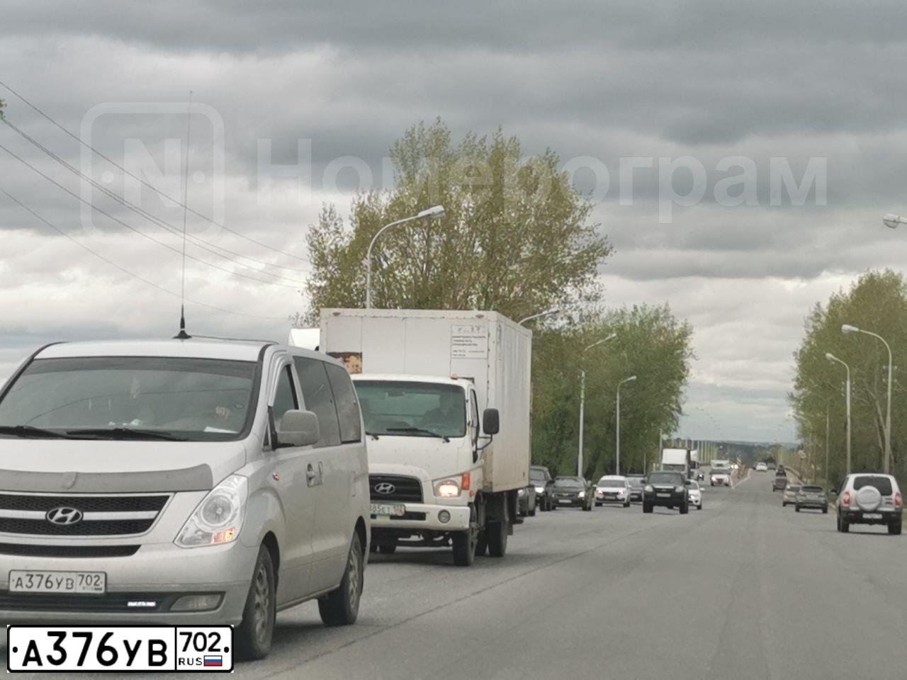 Фото автомобиля HYUNDAI GRAND STAREX, 2010 — госномер А376УВ702. Цвет: Серый