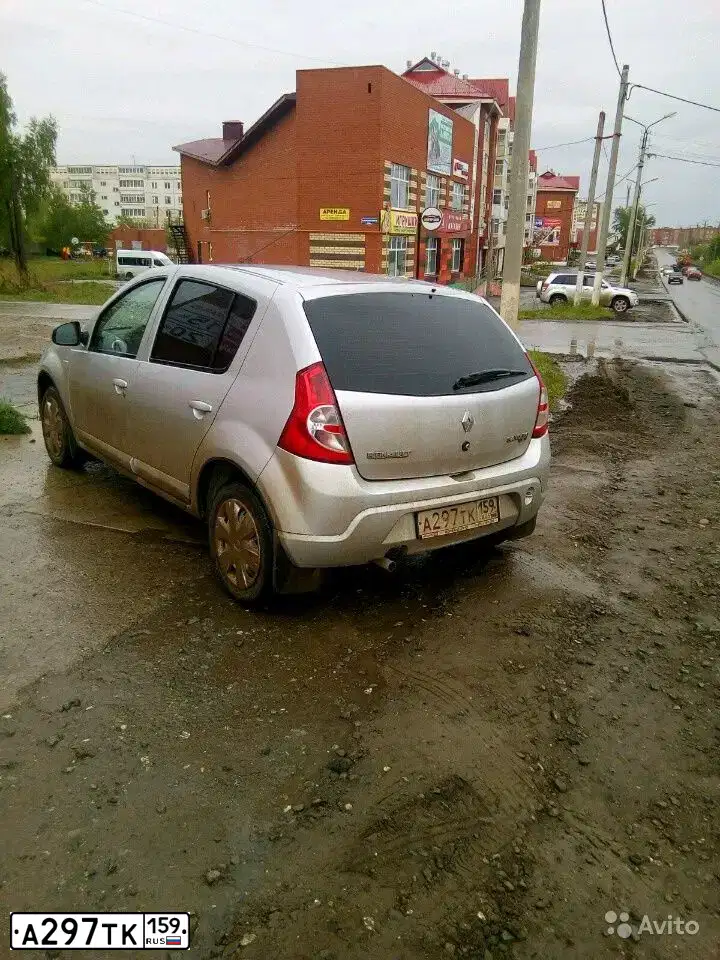 Фото автомобиля RENAULT T SANDERO, 2011 — госномер М130МУ159. Цвет: СВЕТЛО-СЕРЫЙ