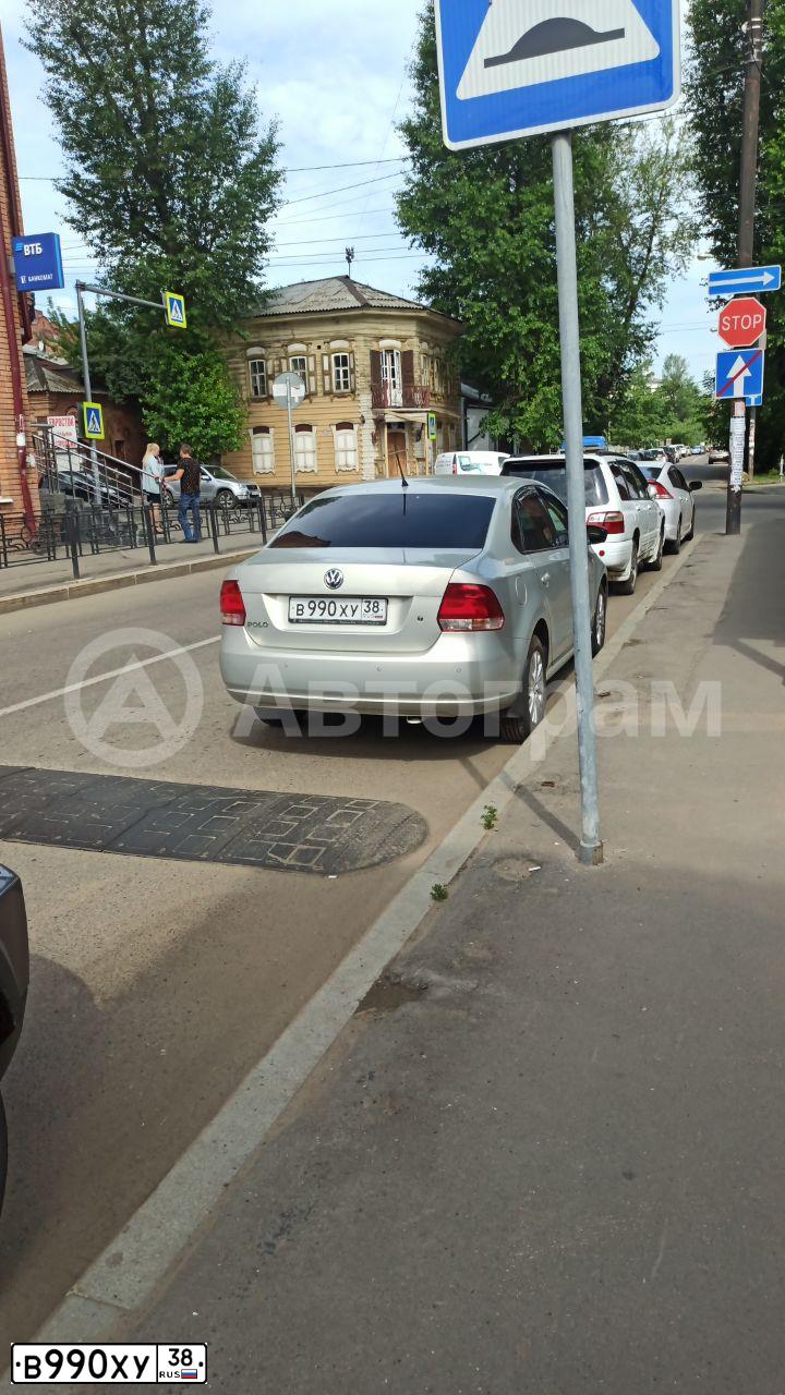 Фото автомобиля VOLKSWAGEN POLO, 2014 — госномер В990ХУ38. Цвет: Серебристо-Желтый