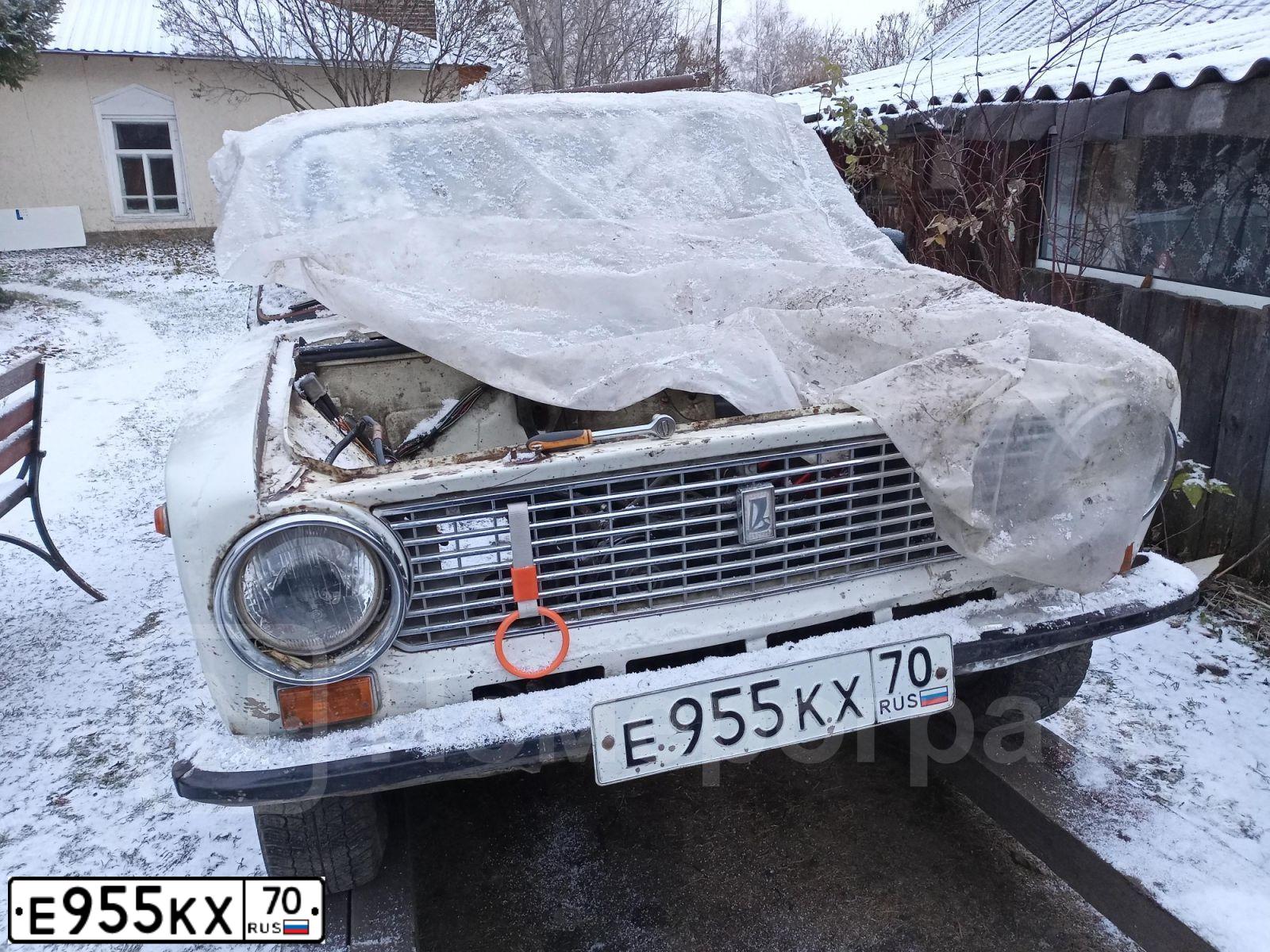 Фото автомобиля LADA 2101, 1984 — госномер Е955КХ70. Цвет: БЕЛЫЙ