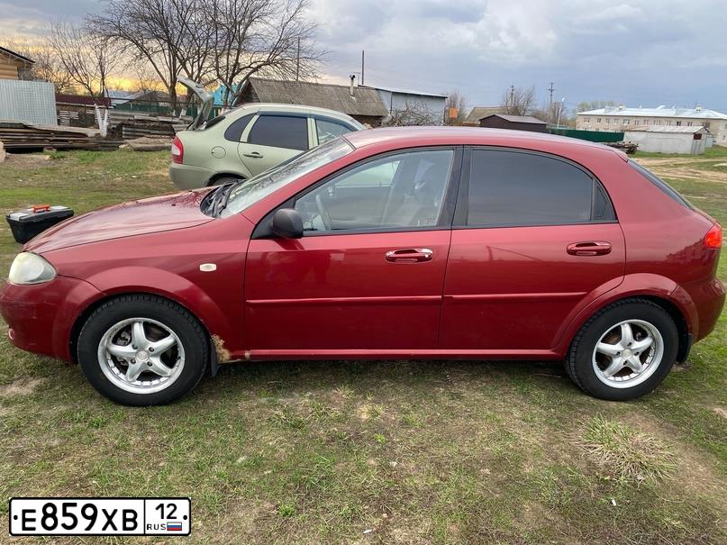 Фото автомобиля CHEVROLET LACETTI, 2008 — госномер М012ХН21. Цвет: Красный