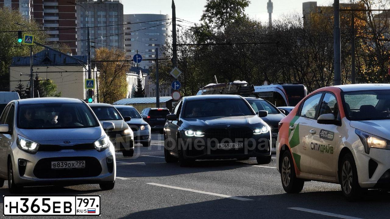 Фото автомобиля BMW 730D XDRIVE, 2021 — госномер Н365ЕВ797. Цвет: СЕРЫЙ