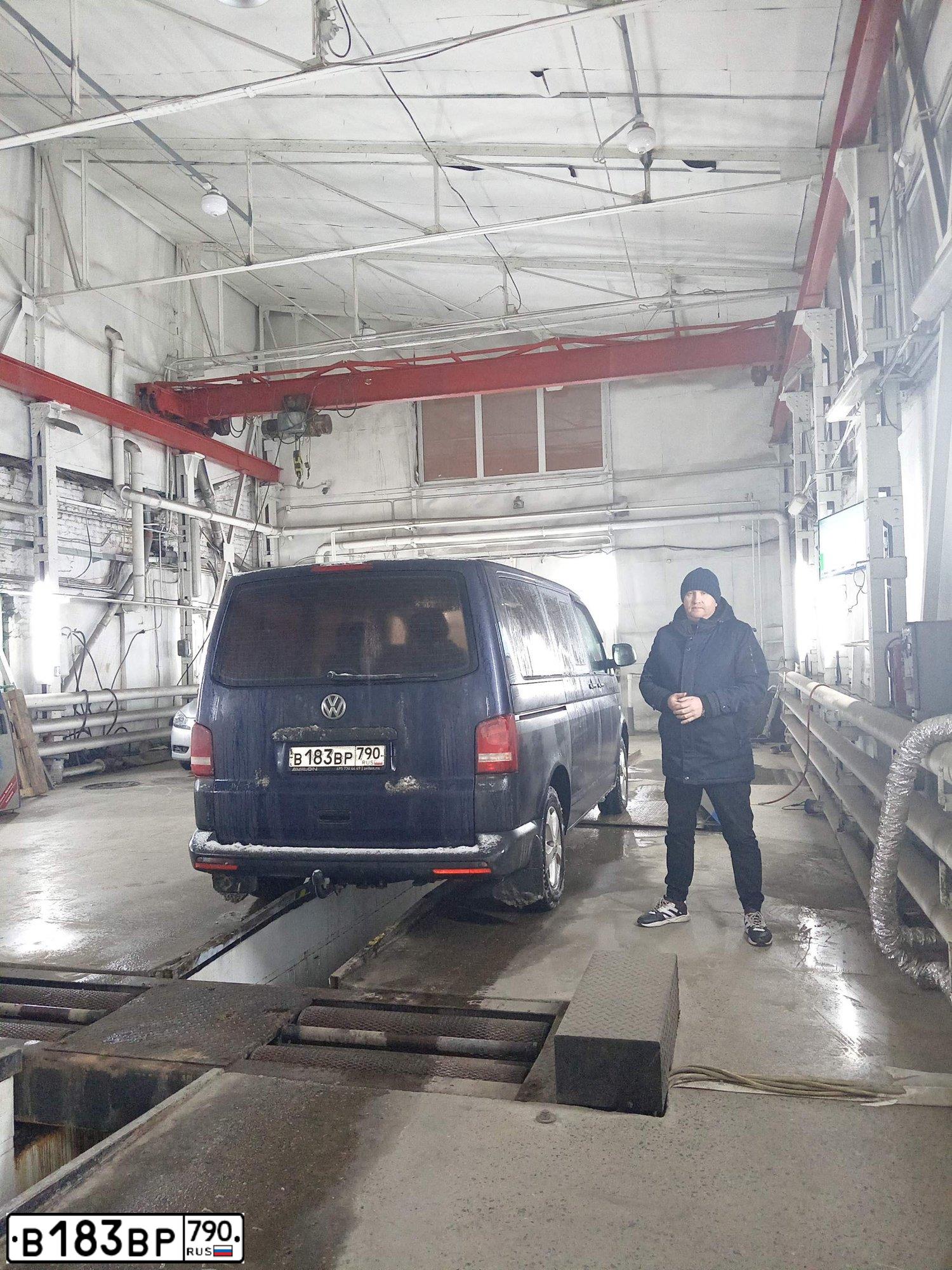 Фото автомобиля VOLKSWAGEN CARAVELLE, 2013 — госномер В183ВР790. Цвет: СИНИЙ ТЕМНЫЙ