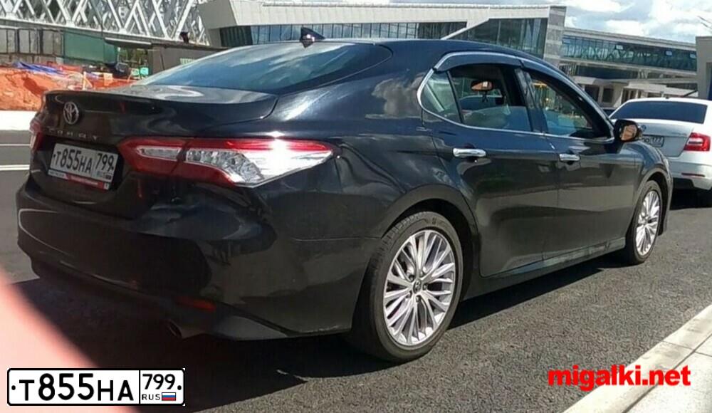 Фото автомобиля TOYOTA CAMRY, 2018 — госномер Т855НА799. Цвет: ЧЕРНЫЙ МЕТАЛЛИК