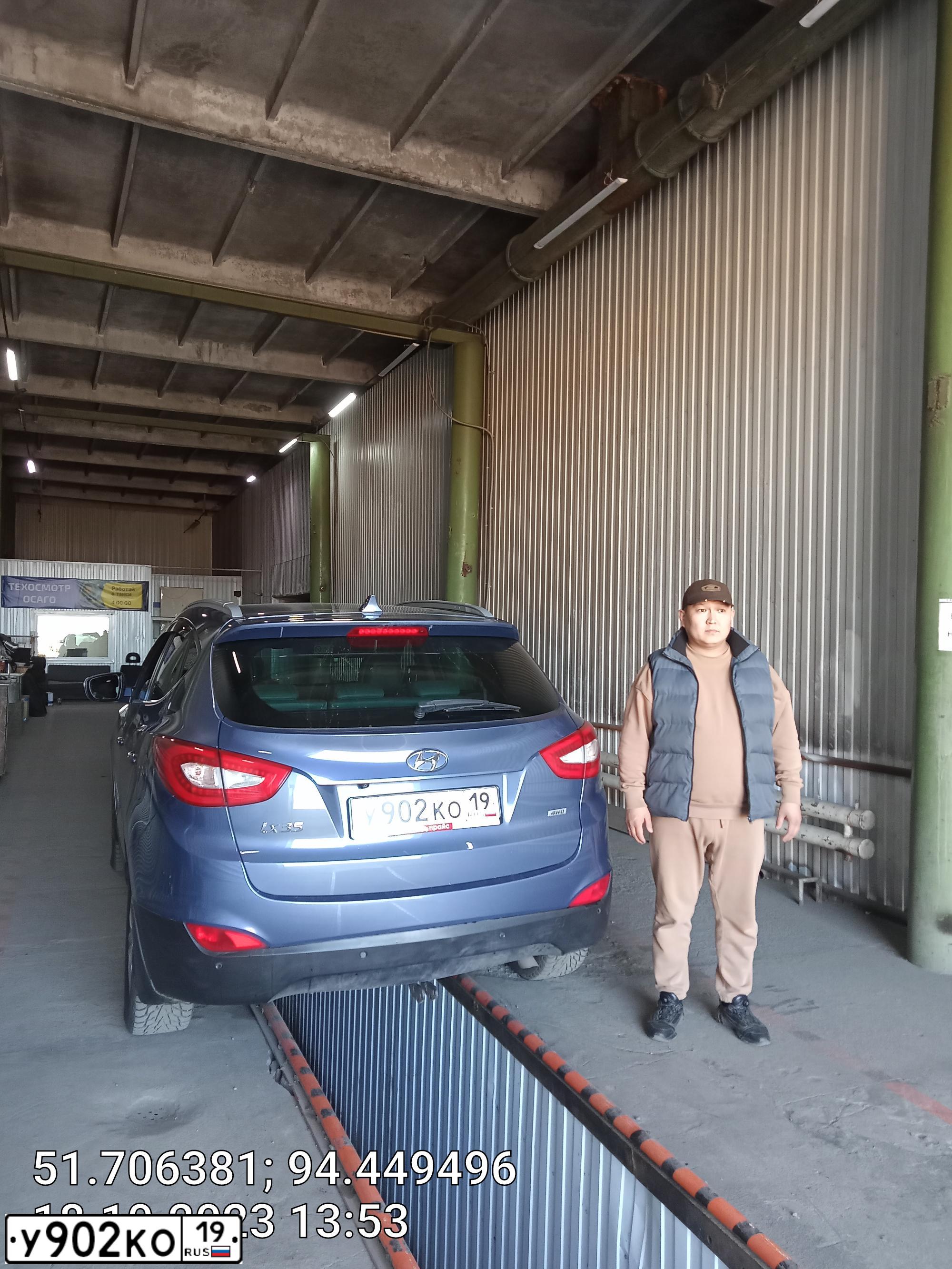 Фото автомобиля HYUNDAI IX35, 2013 — госномер О247ВМ17. Цвет: синий