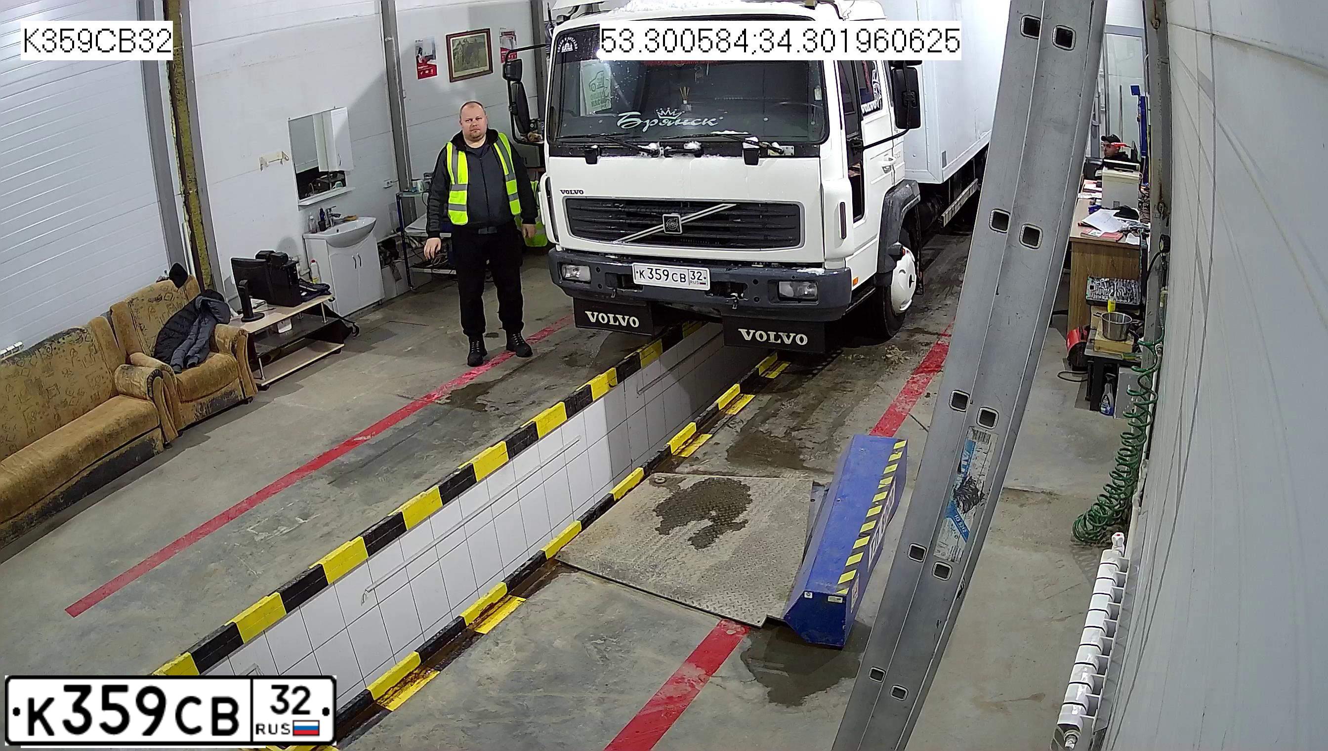 Фото автомобиля VOLVO SERIE FL /4X2/, 2005 — госномер К359СВ32. Цвет: БЕЛЫЙ