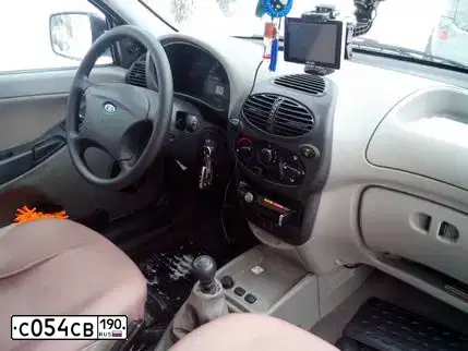 Фото автомобиля NISSAN TIIDA, 2011 — госномер Т206СС190. Цвет: КОРИЧНЕВЫЙ