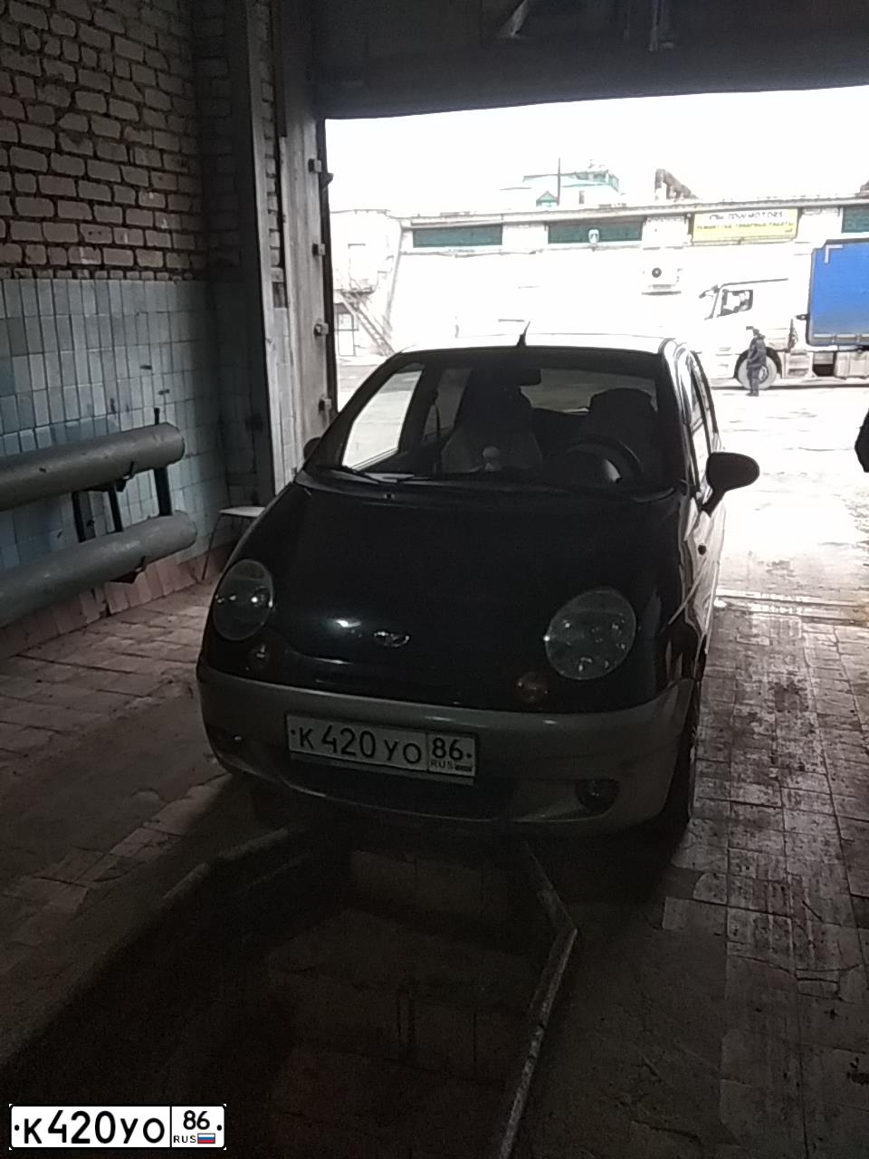 Фото автомобиля DAEWOO MATIZ, 2011 — госномер К420УО86. Цвет: Бледно-Черный