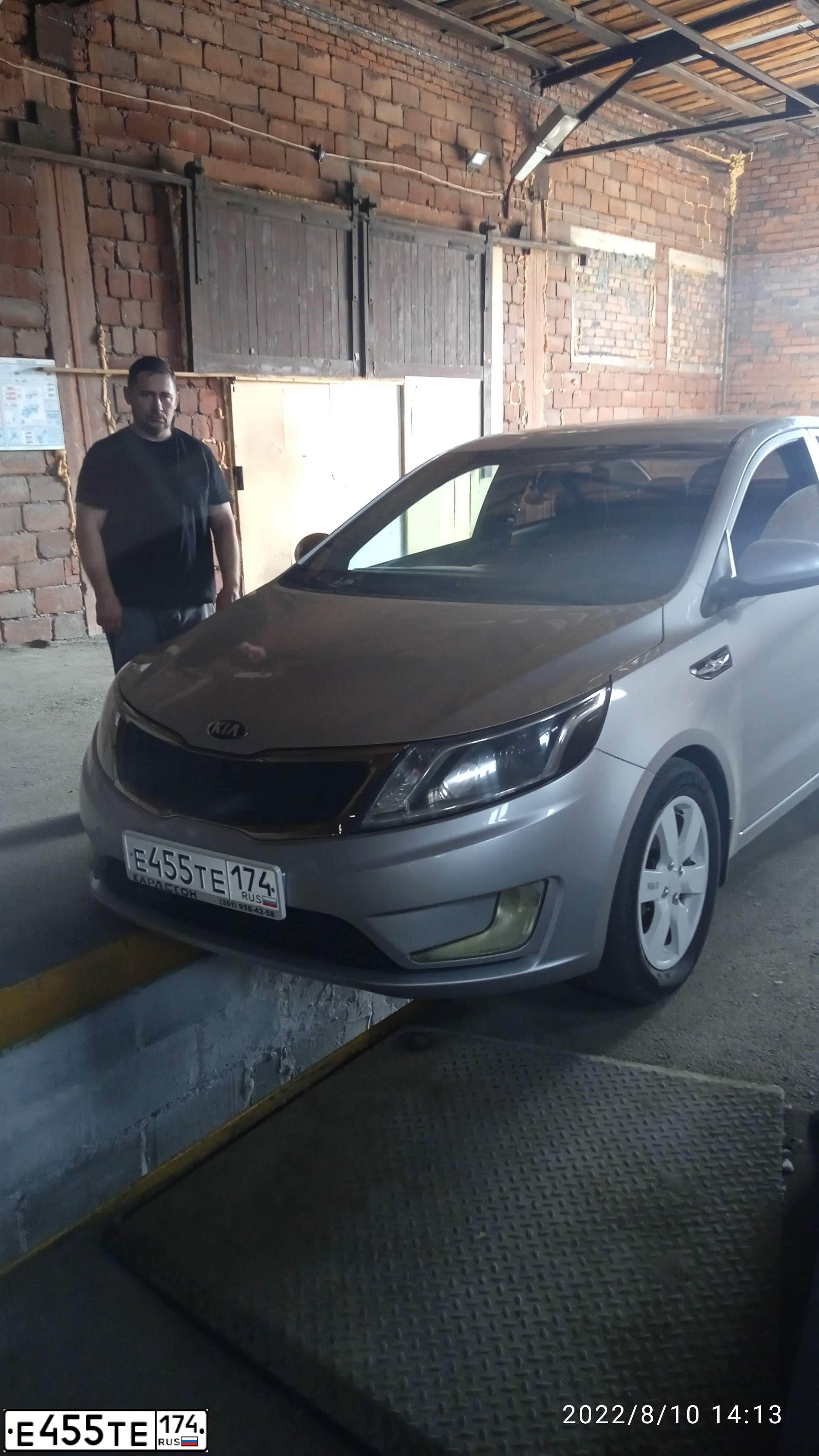 Фото автомобиля KIA RIO, 2015 — госномер Е455ТЕ174. Цвет: СЕРЕБРИСТЫЙ