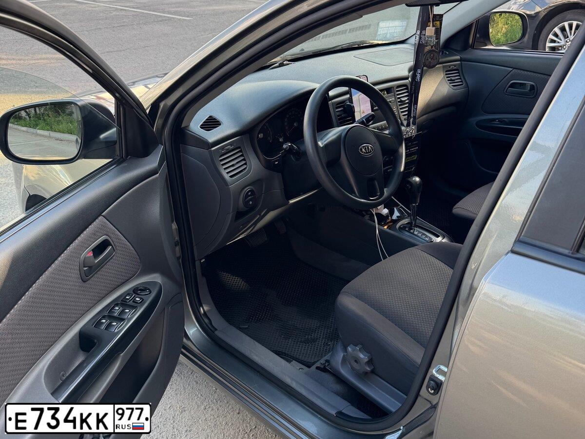Фото автомобиля KIA RIO, 2010 — госномер Е925АУ196. Цвет: СВЕТЛО-СЕРЫЙ