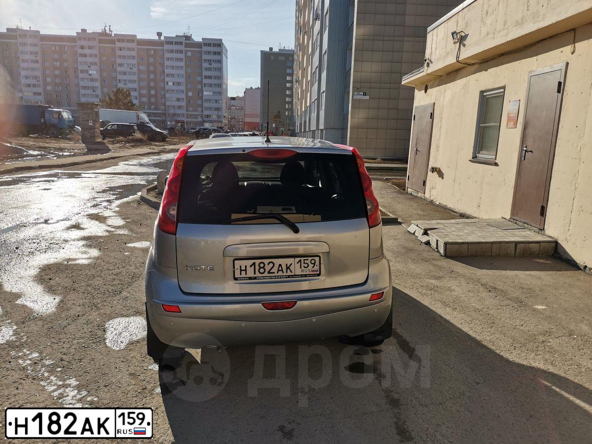 Фото автомобиля NISSAN NOTE, 2011 — госномер Р605РР178. Цвет: ЯРКО-СИНИЙ
