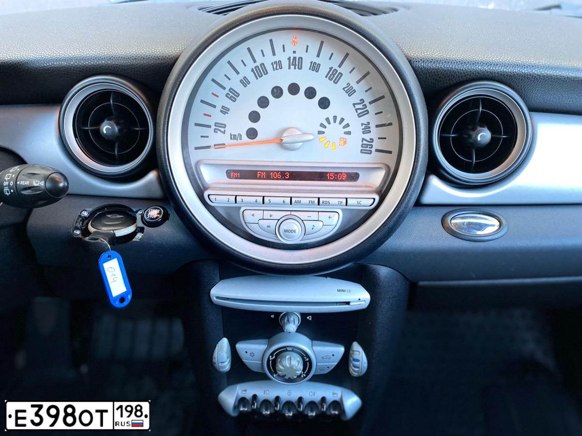 Фото автомобиля MINI MINI, 2009 — госномер В480УУ198. Цвет: Белый