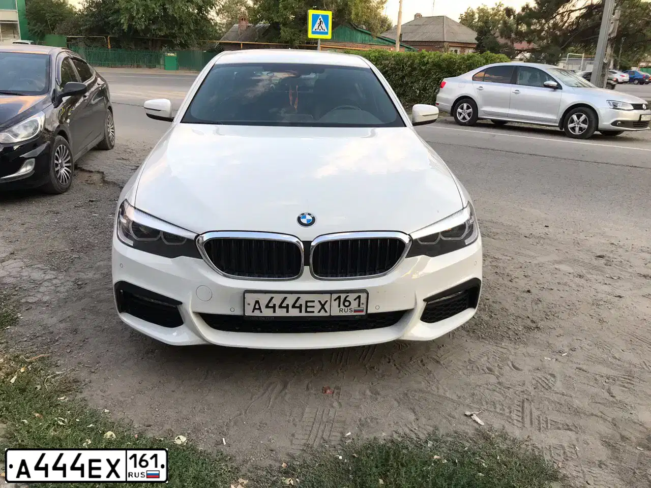 Фото автомобиля BMW SERIE 5, 2018 — госномер А002УУ161. Цвет: Белый