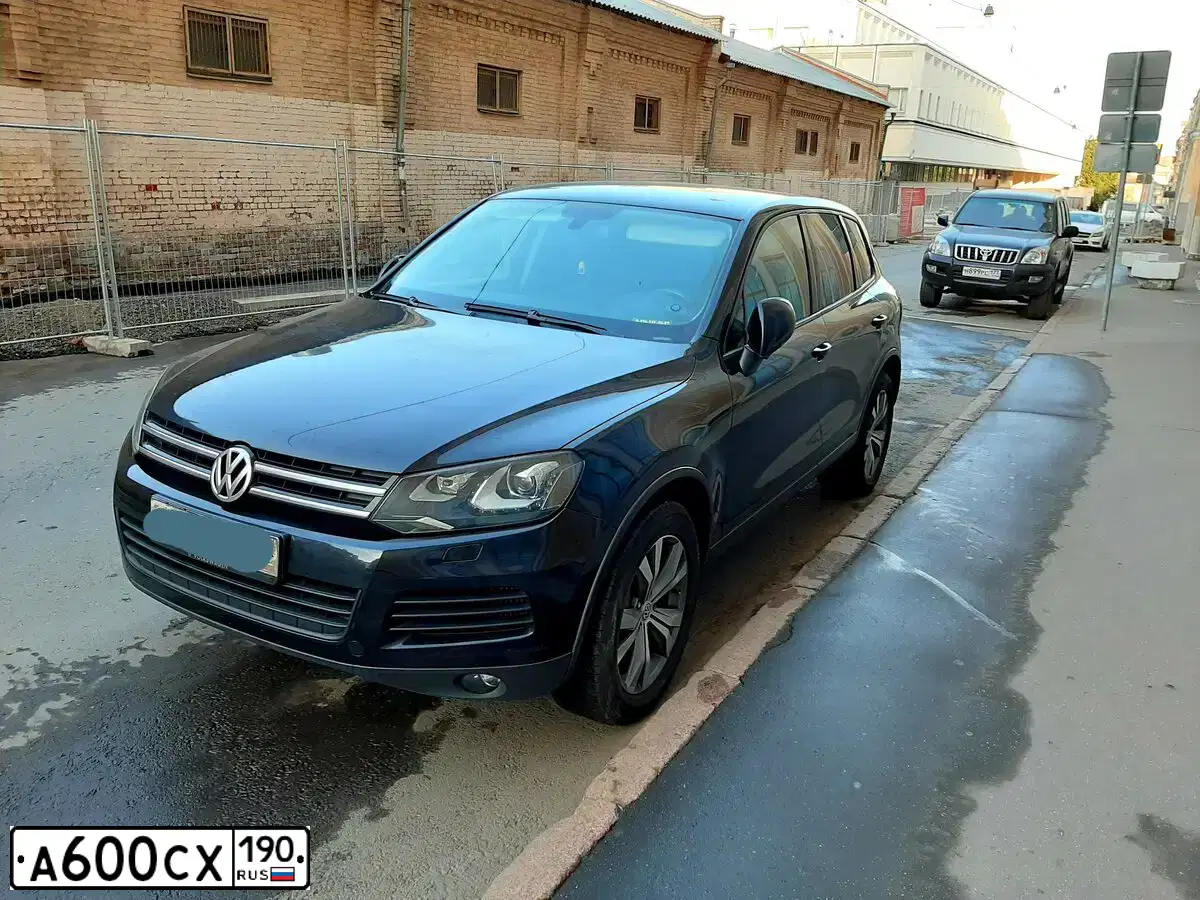Фото автомобиля VOLKSWAGEN TOUAREG, 2011 — госномер А600СХ190. Цвет: ЧЕРНЫЙ