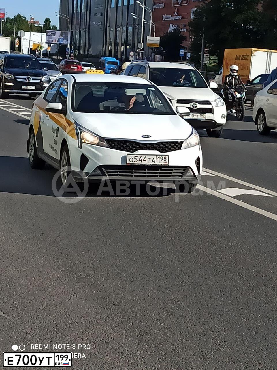 Фото автомобиля TOYOTA RAV4, 2012 — госномер Е700УТ199. Цвет: Белый