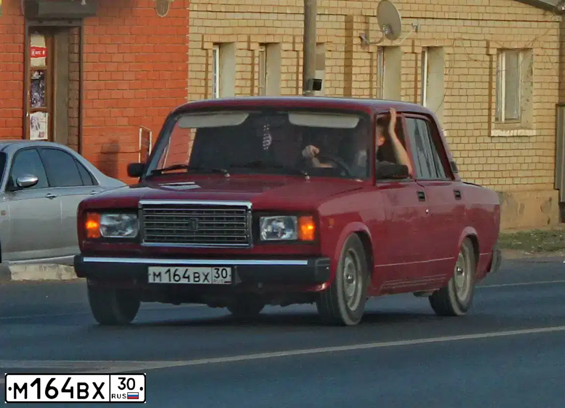 Фото автомобиля LADA 2107 LADA, 2006 — госномер М164ВХ30. Цвет: Темно-зеленый
