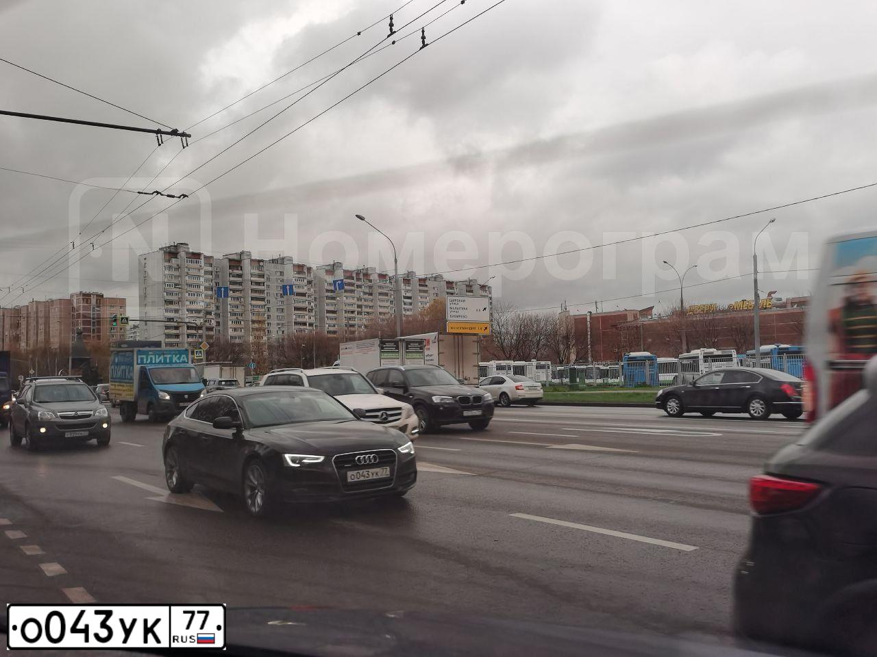 Фото автомобиля AUDI A5, 2012 — госномер О043УК77. Цвет: Серый