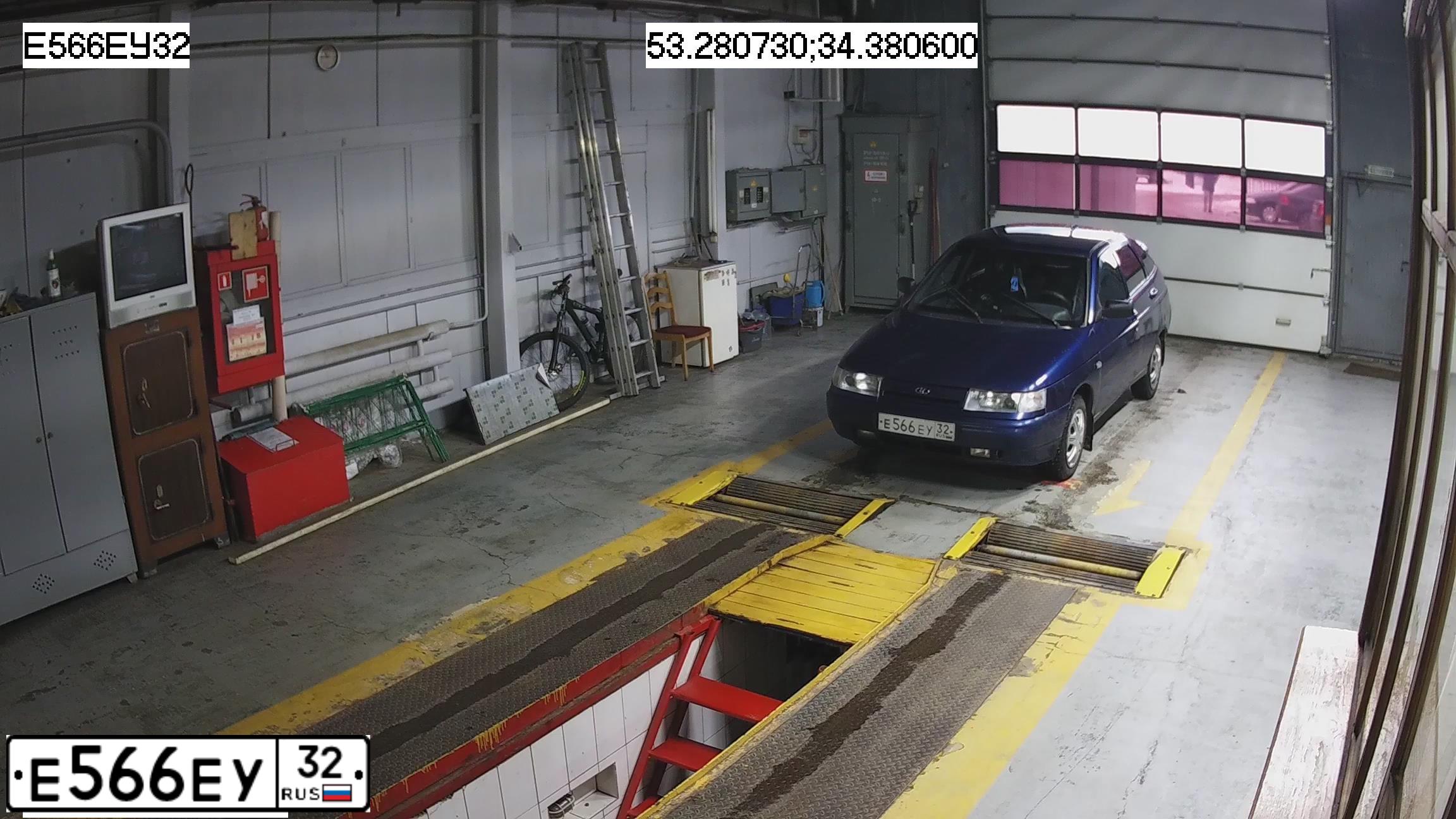 Фото автомобиля LADA 2112, 2005 — госномер Е566ЕУ32. Цвет: СЕРЕБРИСТЫЙ
