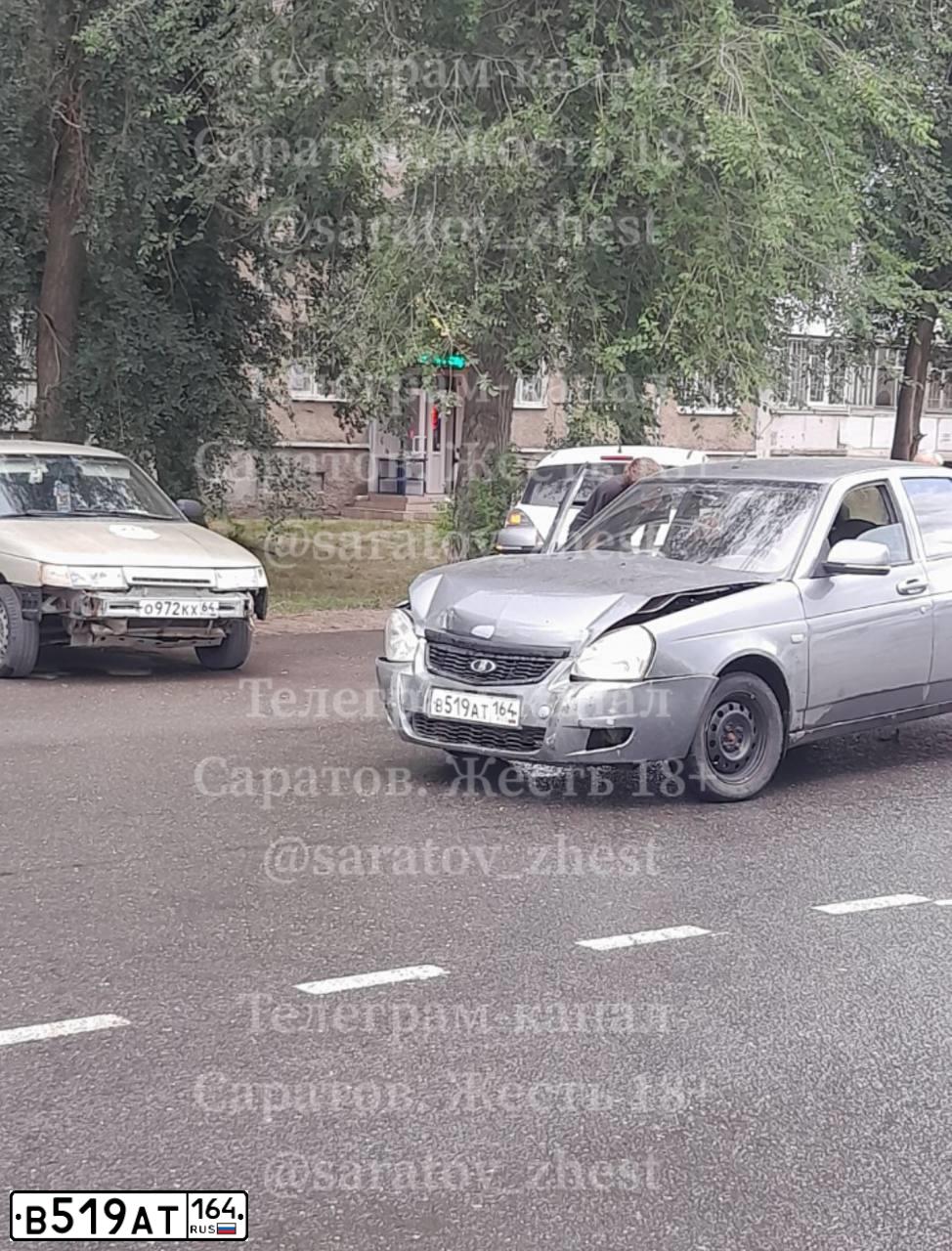 Фото автомобиля LADA 2170 PRIORA, 2007 — госномер В519АТ164. Цвет: СРЕДНИЙ СЕРО-ЗЕЛЕНЫЙ МЕТ.