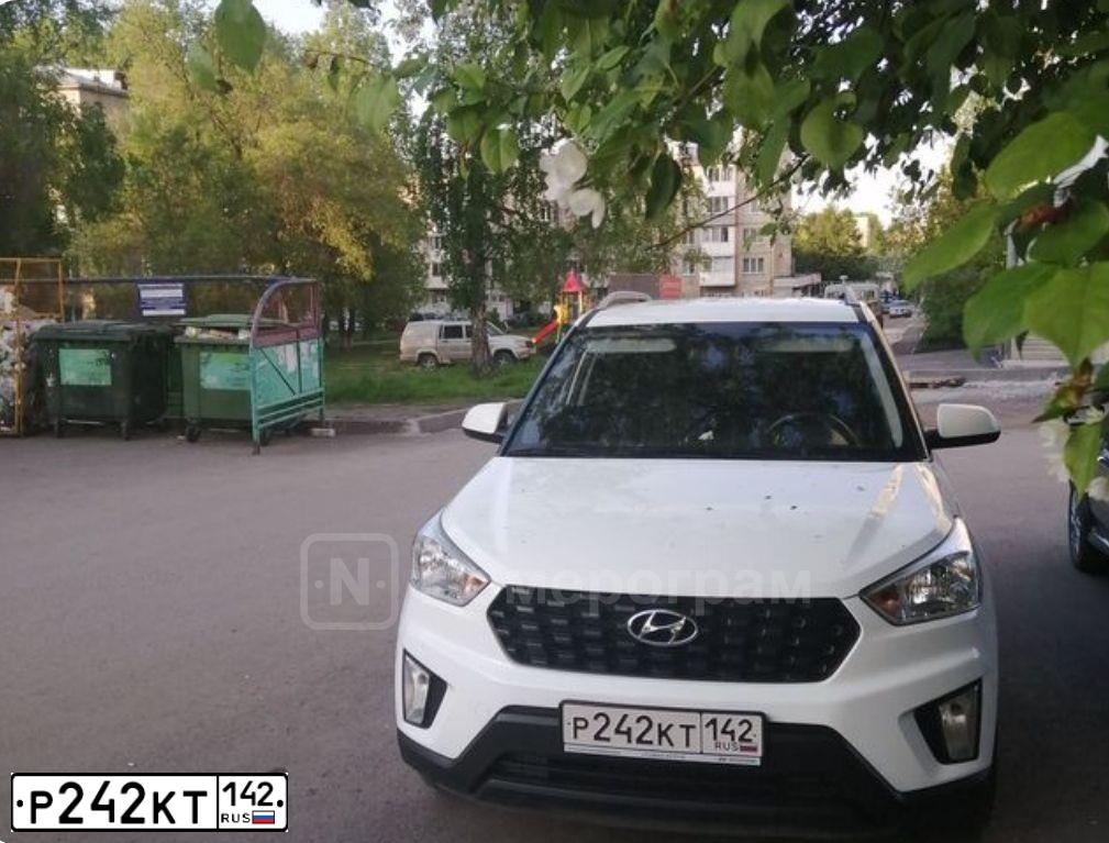 Фото автомобиля HYUNDAI CRETA, 2020 — госномер Р242КТ142. Цвет: Белый