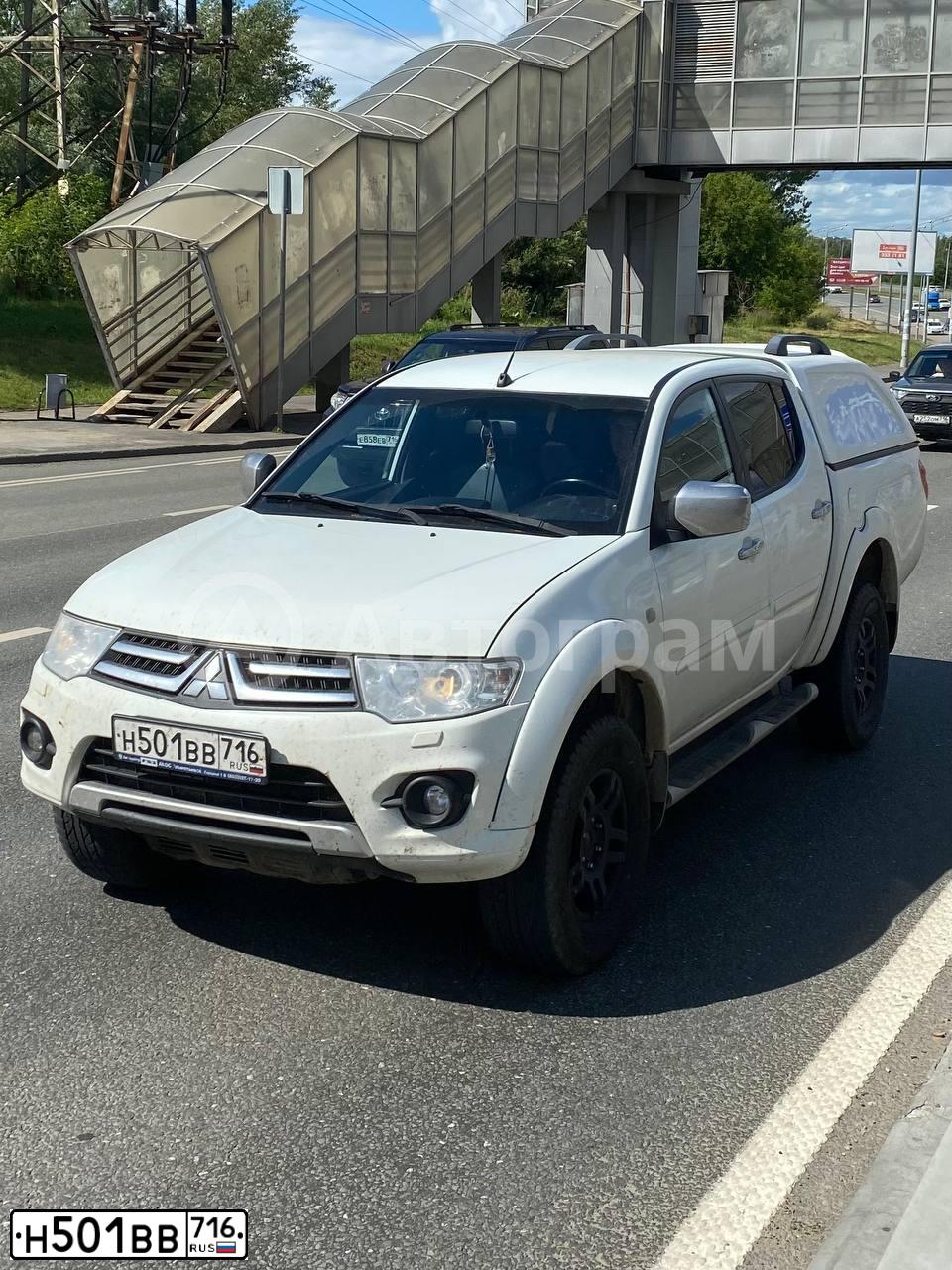 Фото автомобиля MITSUBISHI L 200, 2014 — госномер Х007МА63. Цвет: Белый