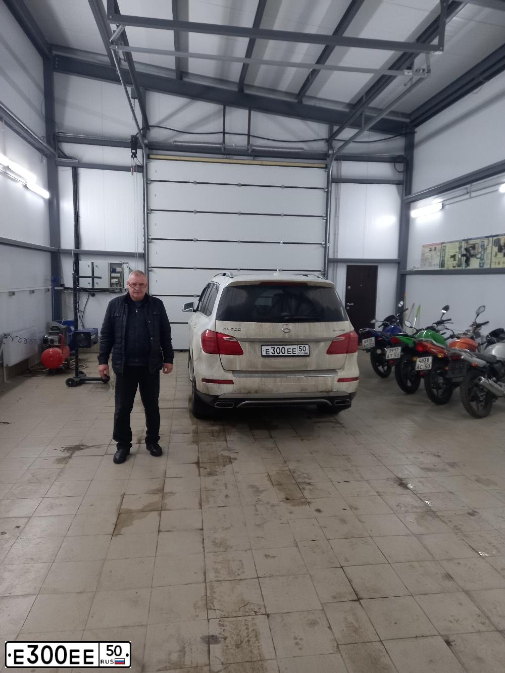 Фото автомобиля MERCEDES GL-KLASSE, 2012 — госномер В946УУ790. Цвет: Белый