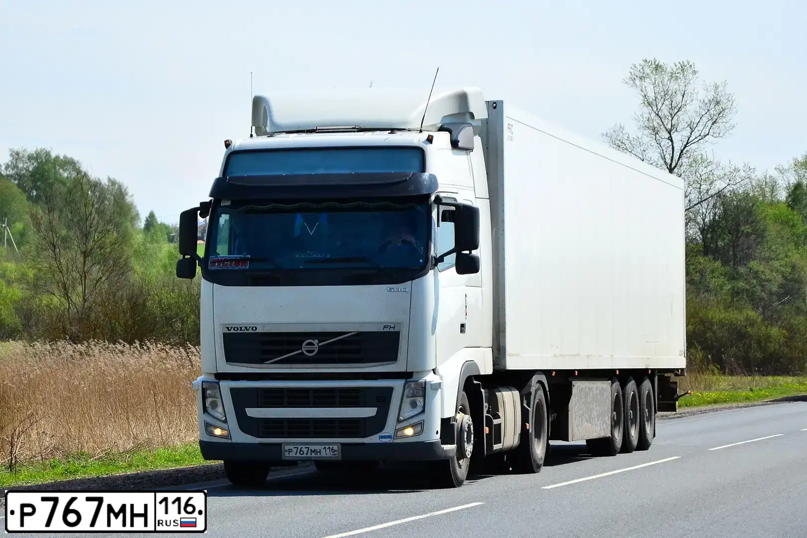 Фото автомобиля VOLVO SERIE FH /4X2/, 2011 — госномер Р767МН116. Цвет: Белый