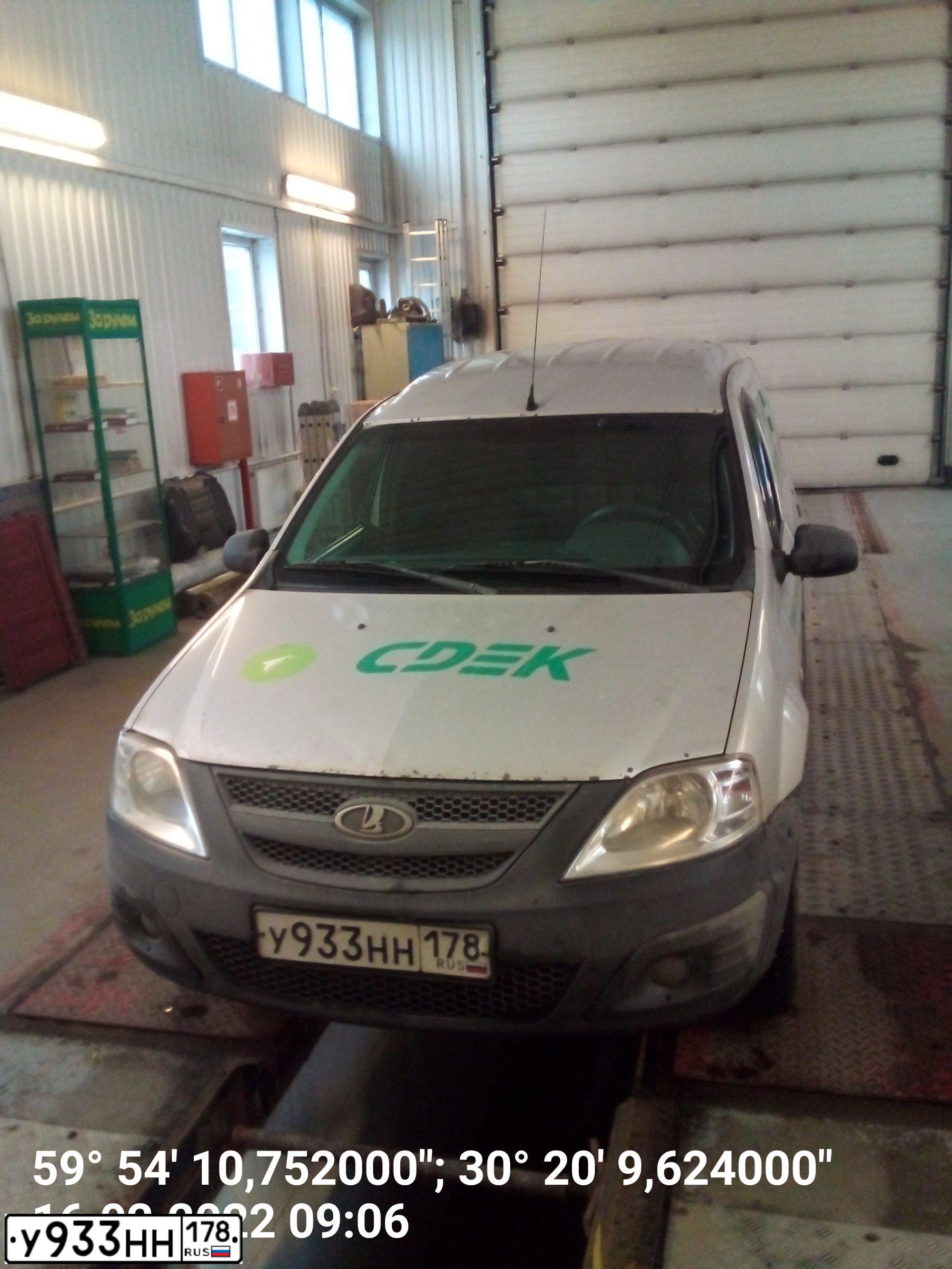 Фото автомобиля LADA LARGUS FURGON, 2016 — госномер У933НН178. Цвет: Серебристый