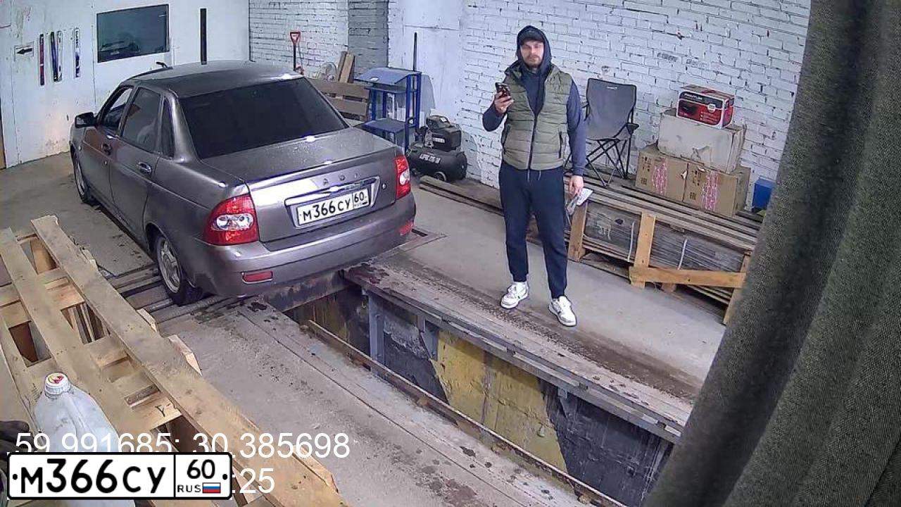 Фото автомобиля LADA 2170 PRIORA, 2007 — госномер С698ВЕ198. Цвет: серебристо-коричневый