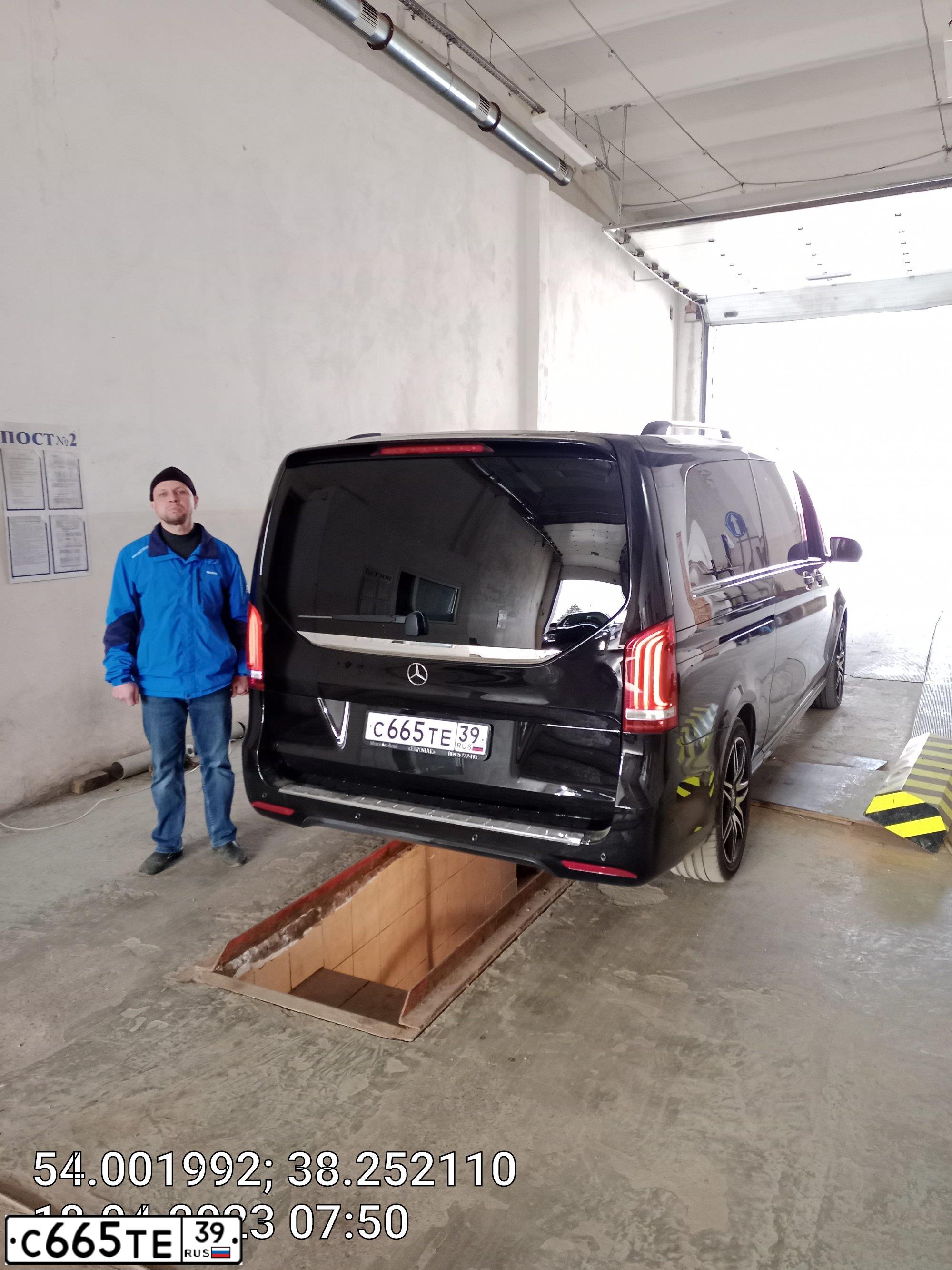 Фото автомобиля MERCEDES-BENZ V-KLASSE, 2019 — госномер С665ТЕ39. Цвет: ЧЕРНЫЙ