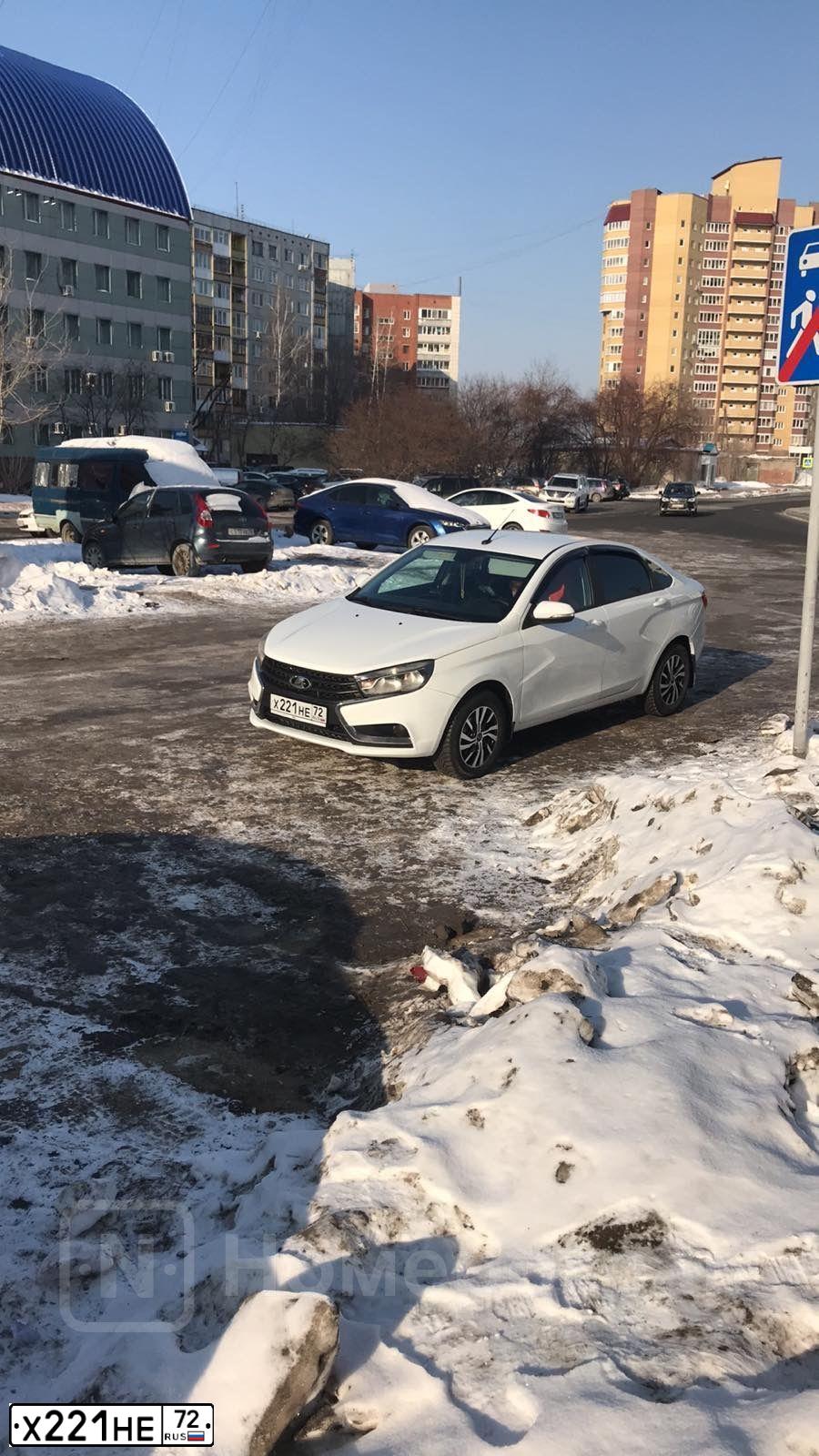 Фото автомобиля LADA VESTA, 2018 — госномер Х221НЕ72. Цвет: Белый