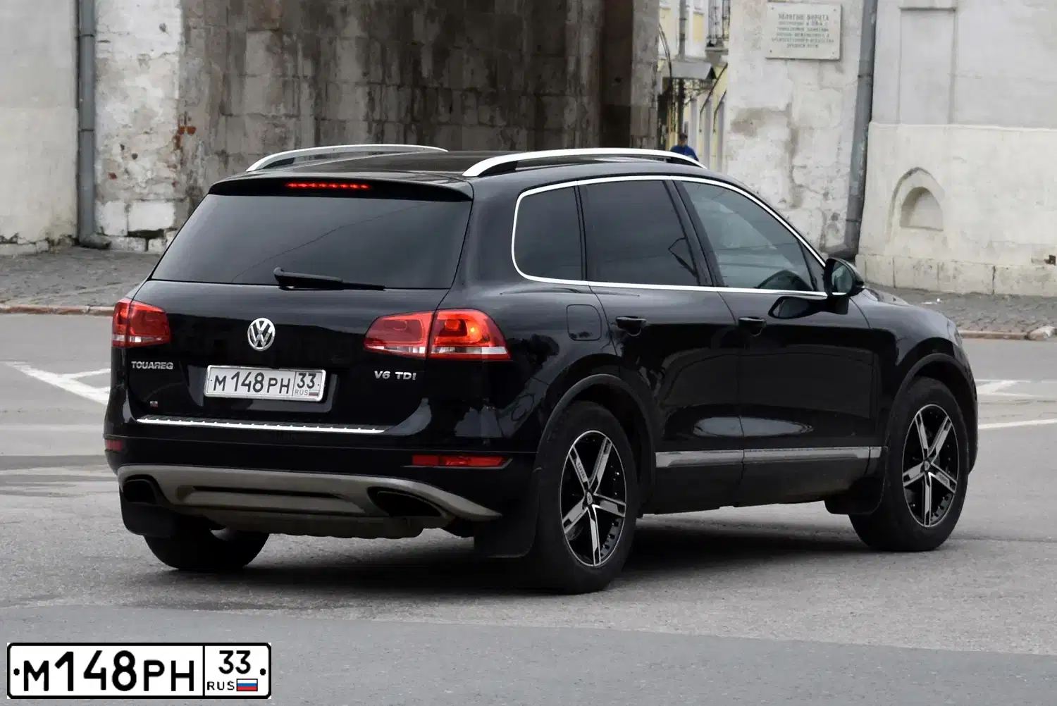 Фото автомобиля VOLKSWAGEN TOUAREG, 2011 — госномер М728ХО33. Цвет: ЧЕРНЫЙ