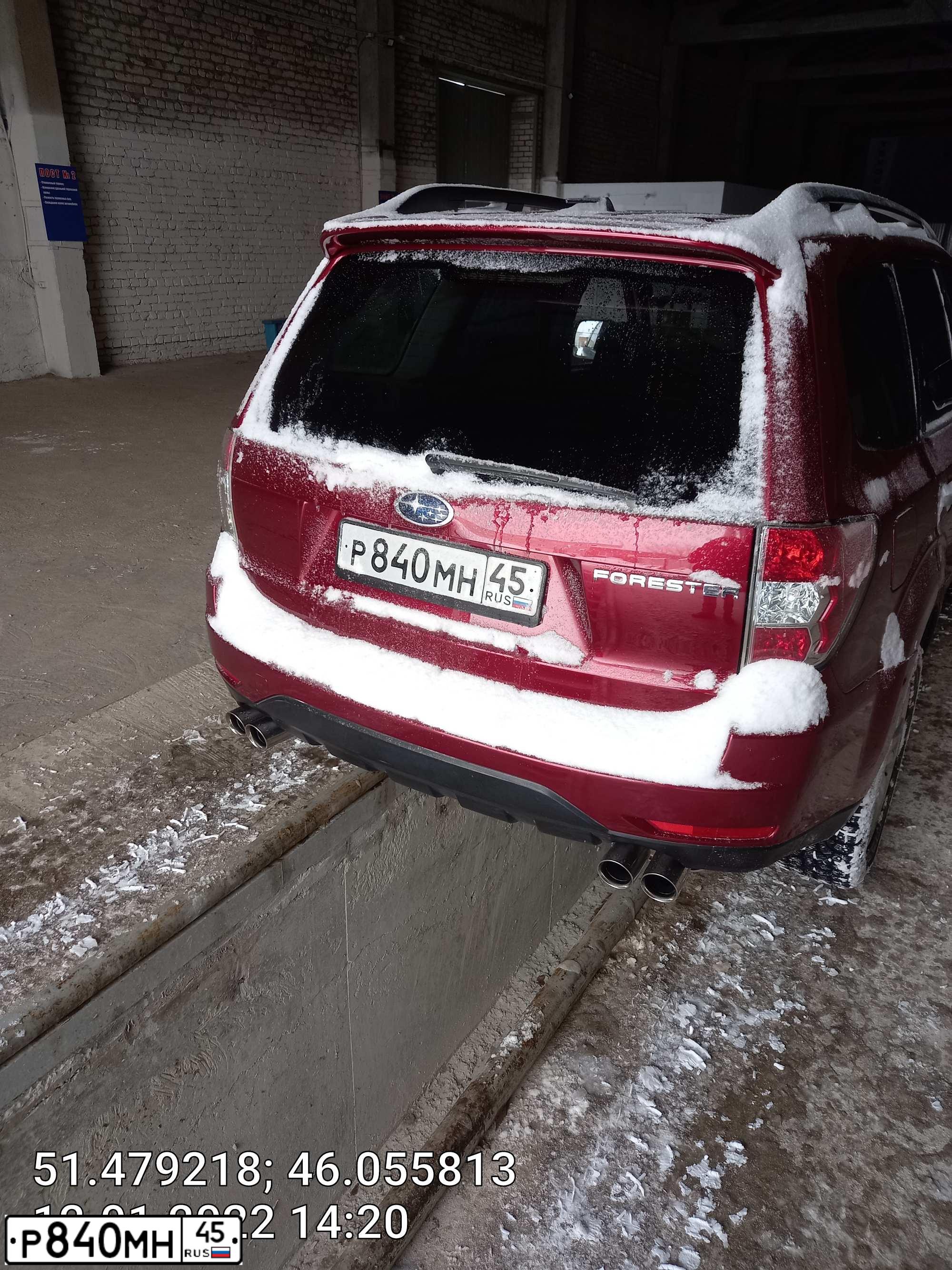 Фото автомобиля SUBARU FORESTER, 2008 — госномер К043НВ164. Цвет: Красный