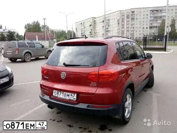 Фото автомобиля VOLKSWAGEN TIGUAN, 2012 — госномер У470РН178. Цвет: ВИШНЕВО-КРАСНЫЙ
